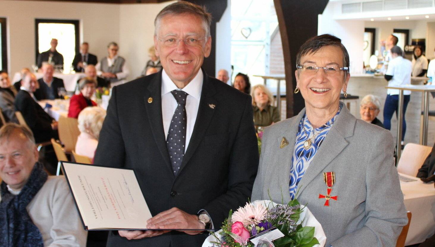 Landrat Hans-Jürgen Petrauschke überreichte das Bundesverdienstkreuz