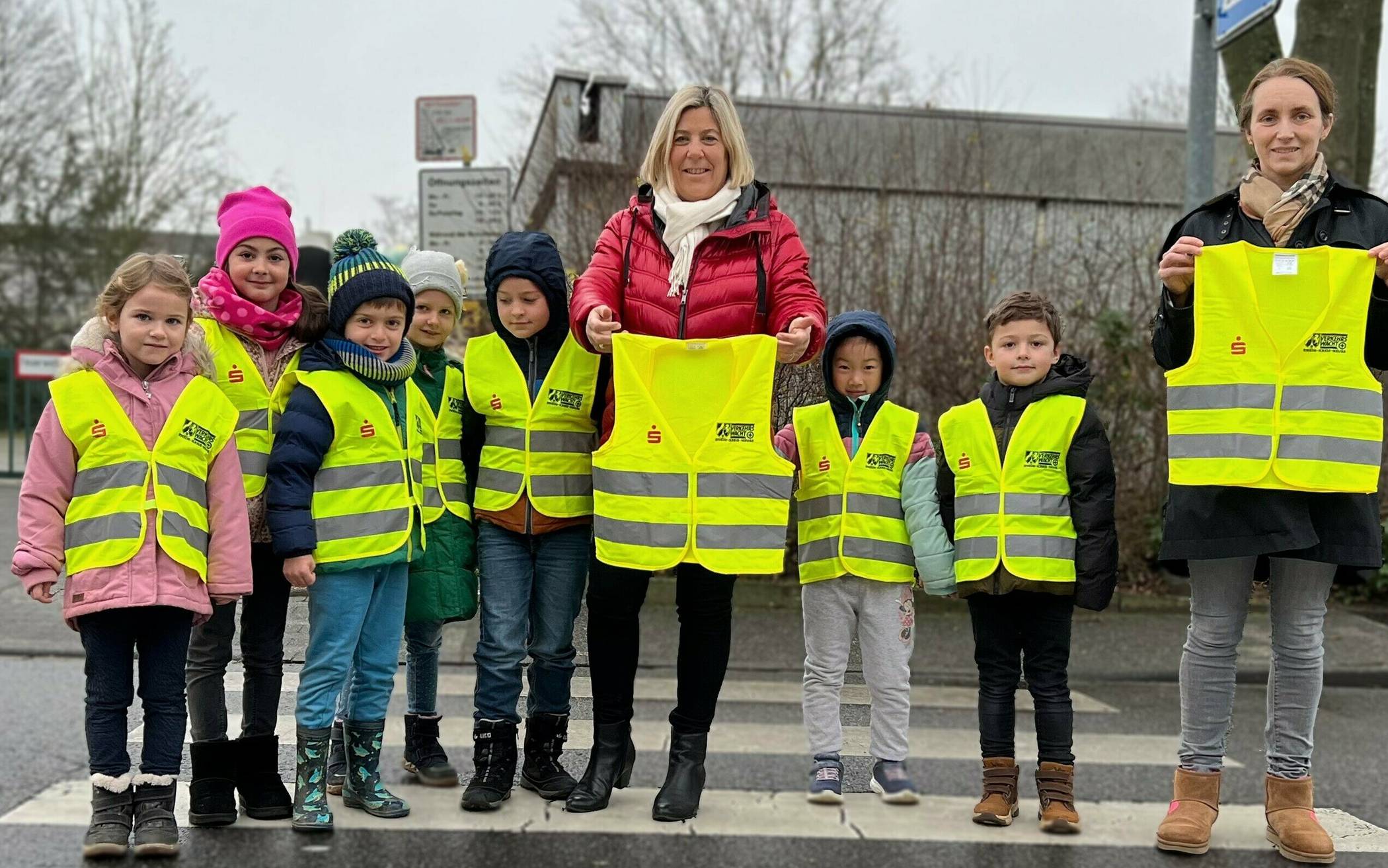 Ursula Baum verteilt die Warnwesten, hier an die Schüler der katholischen Grundschule mit Leiterin Anika Seipelt. 