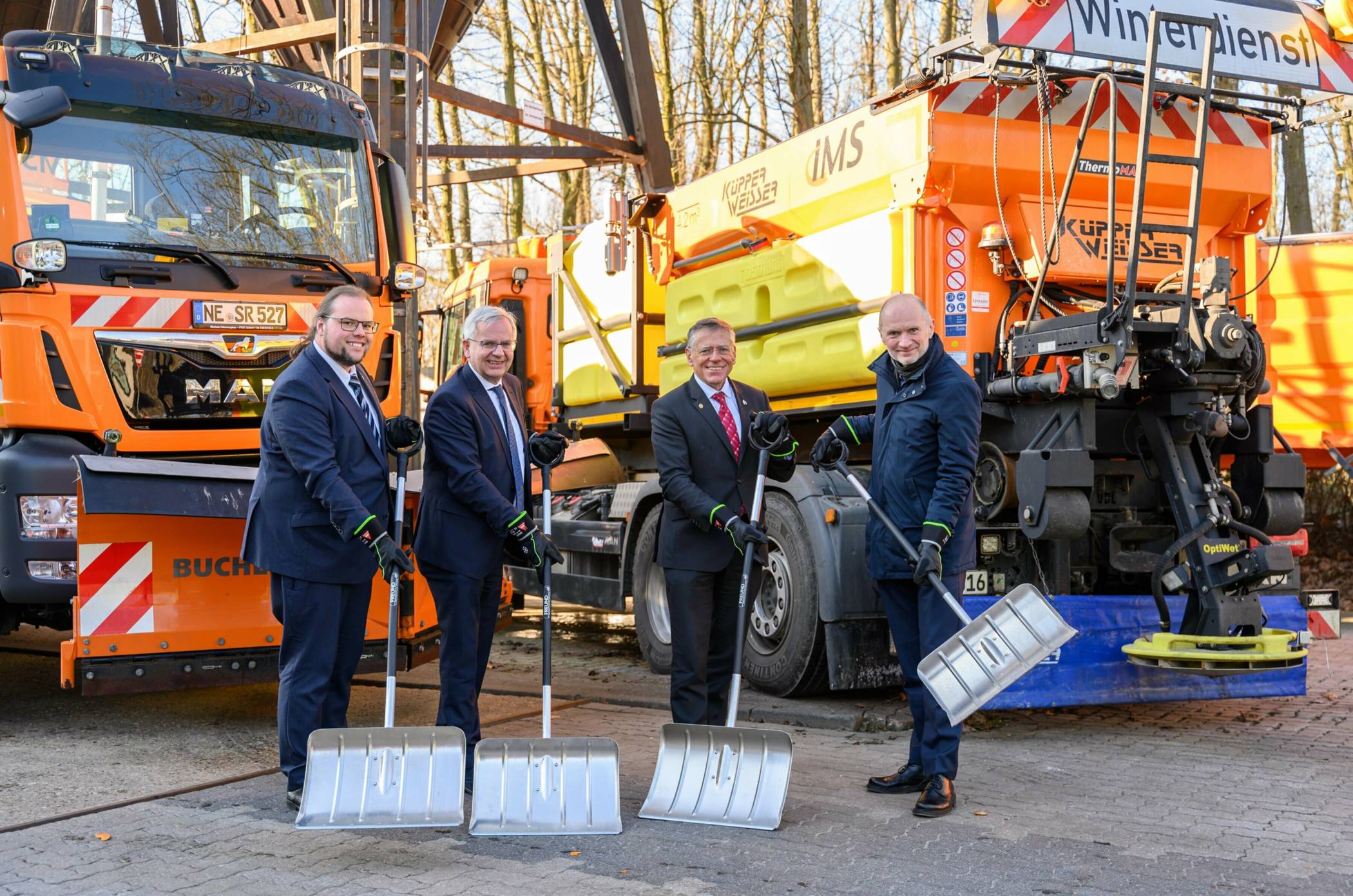  : Winterdienst auf und an den Kreisstraßen gesichert (von links): Gregor Küpper, Stephan Lommetz, Landrat Hans-Jürgen Petrauschke und Dr. Matthias Welpmann.  