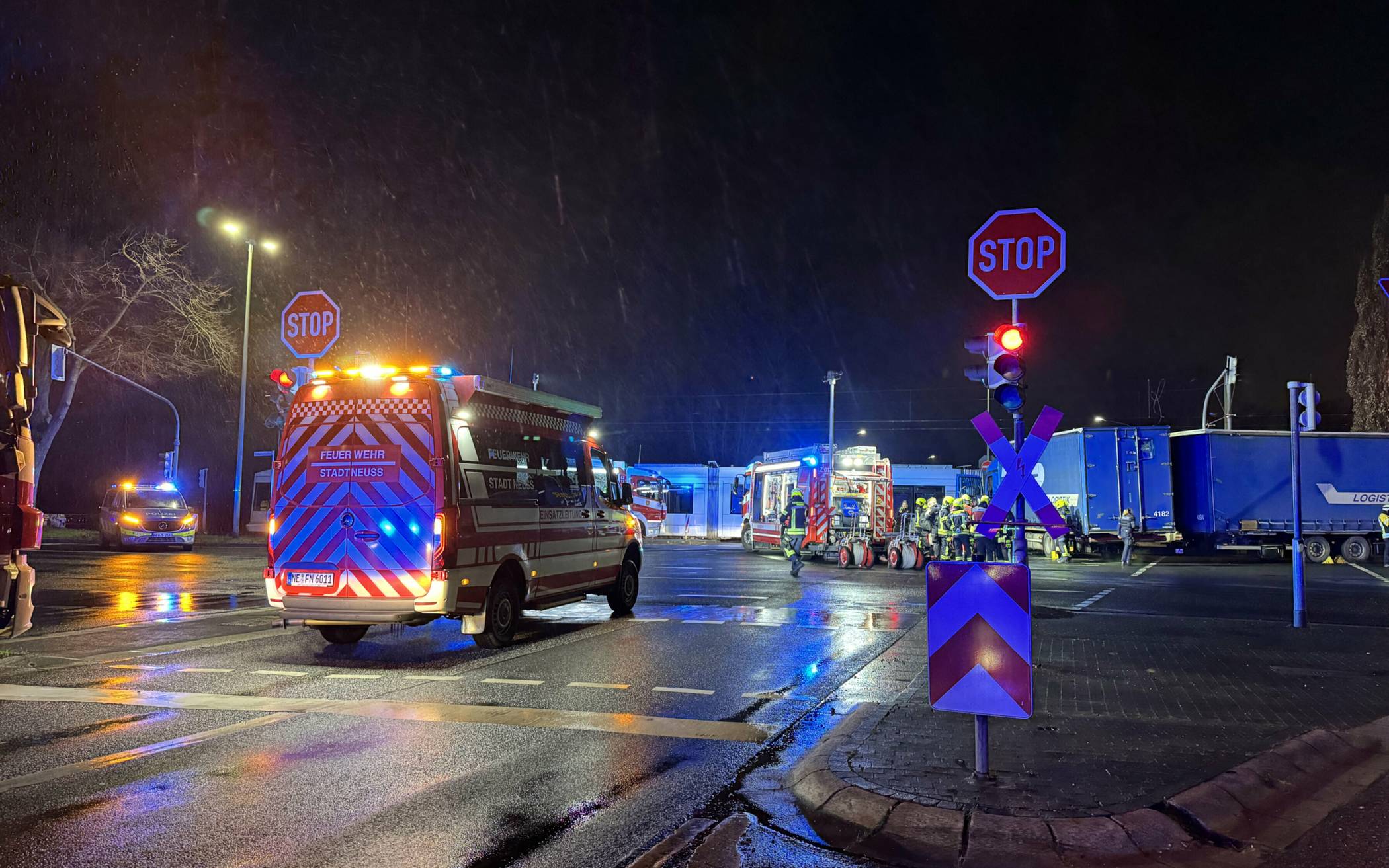 Feuerwehr, Rettungskräfte und Polizei waren am Montag beim Unfall auf der Kreuzung Hammfelddamm / Langemarckstraße im Einsatz.
