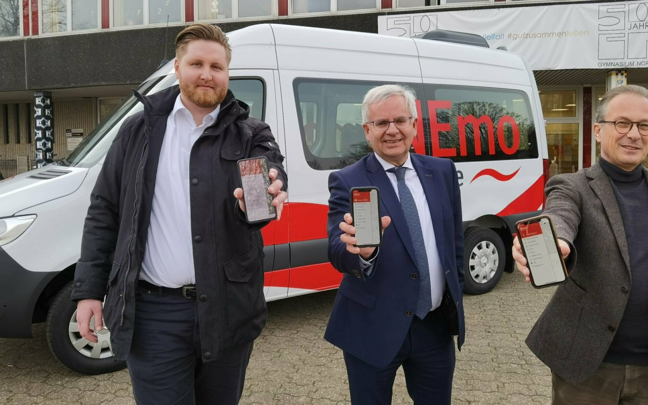 NEmo-Projektleiter Marcel Missal, Geschäftsführer Stephan Lommetz und Bürgermeister Reiner Breuer vor dem neuen Shuttlebus der Stadtwerke Neuss. 