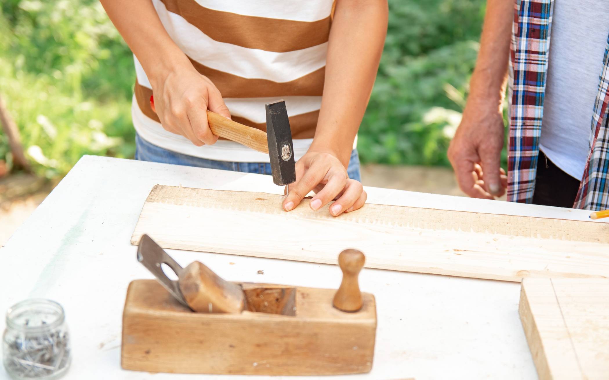 Holz erleben und gestalten – das ist einer der kostenlosen Workshops, an denen Jugendliche der Klassen acht bis zehn in den Osterferien teilnehmen können.  Foto: GettyImages-1337183664
