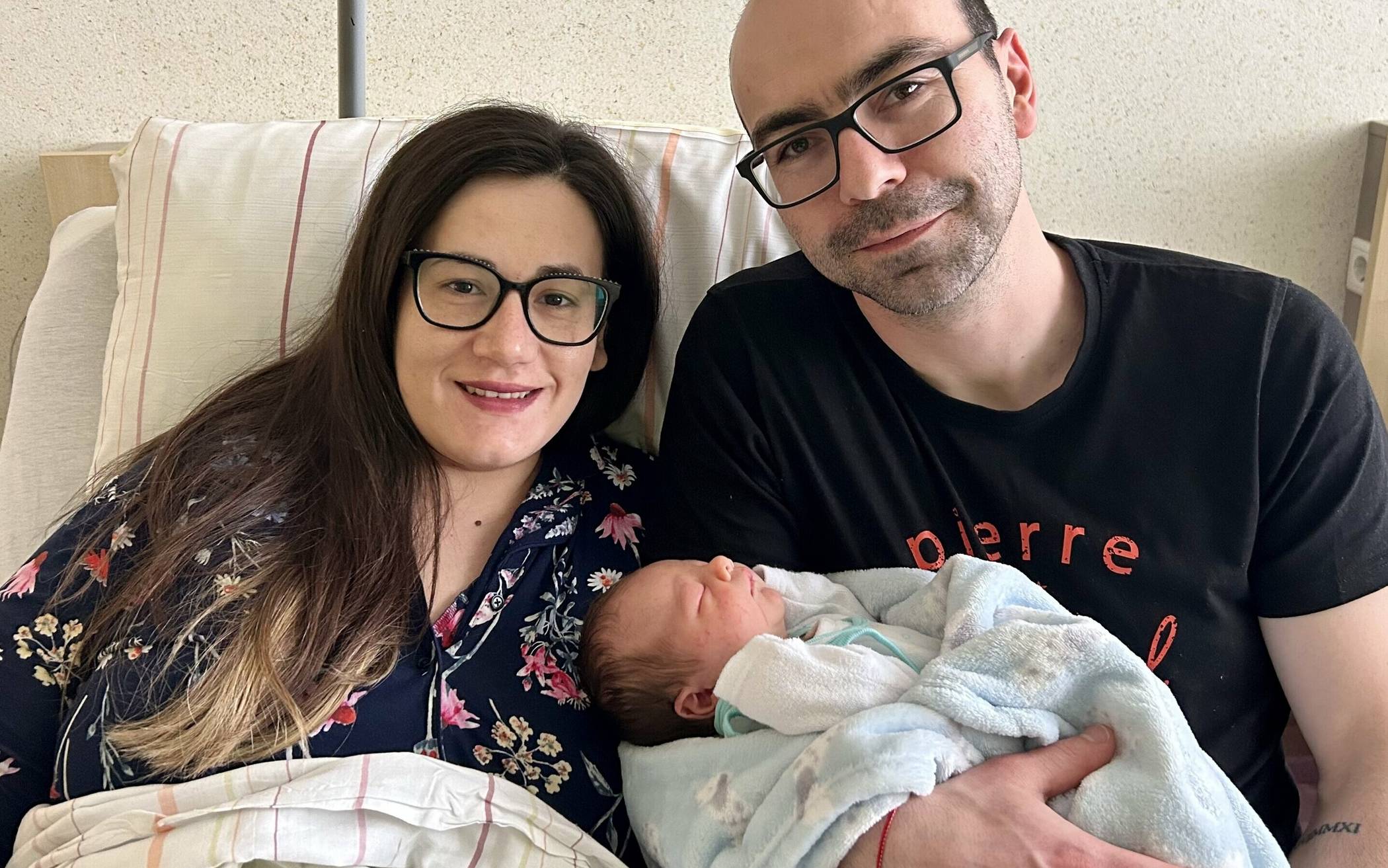 Der kleine Alek Mihov mit seinen Eltern Krasimira und Alexander.     