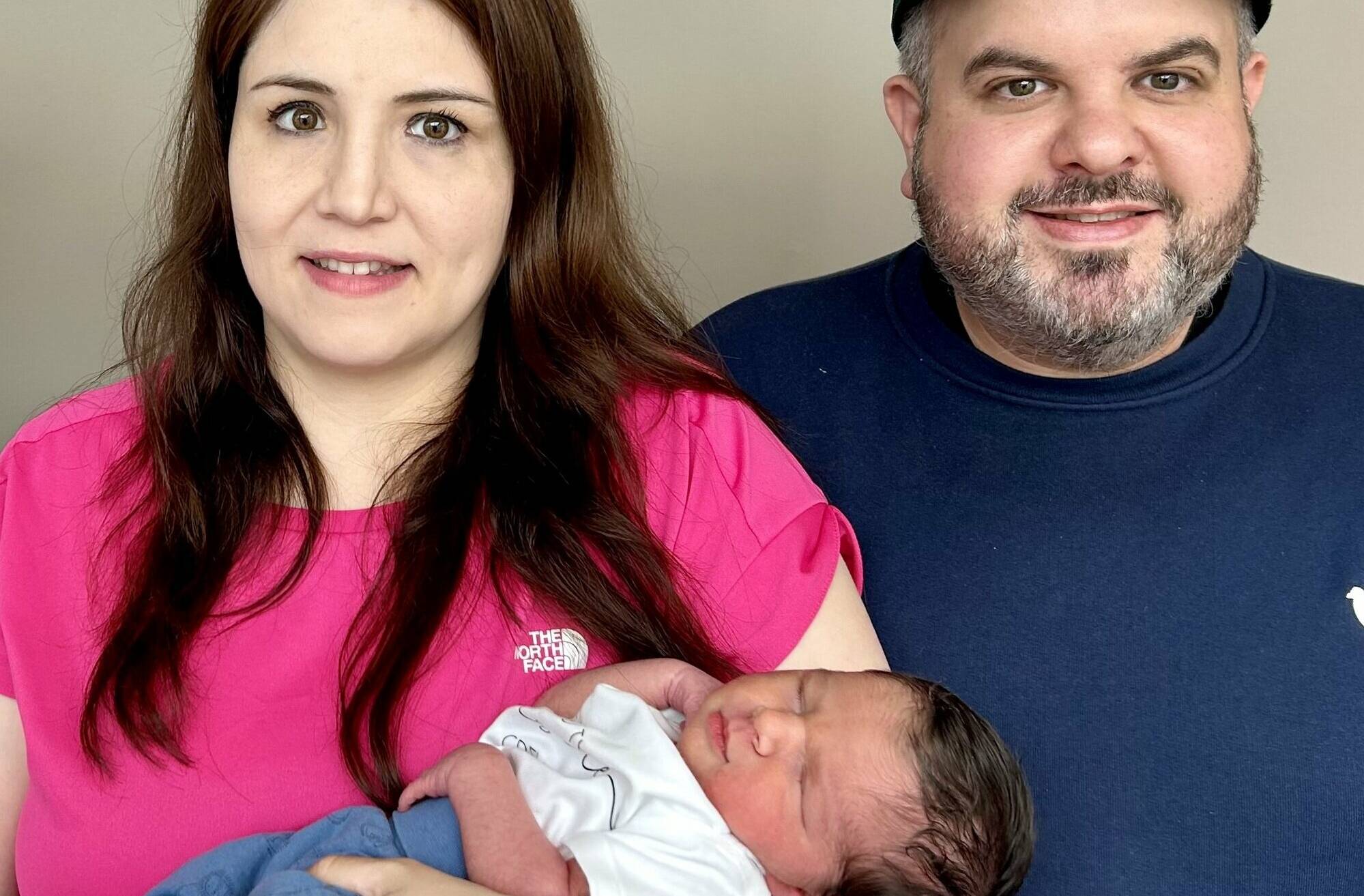 Baby der Woche Nicolas Felix mit seinen Eltern Esra und Marcel Misere.  