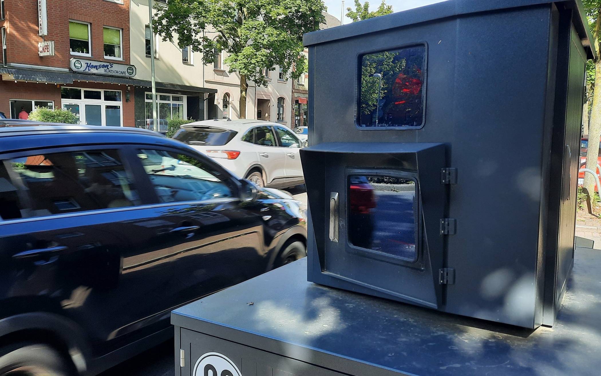  Die Stadt probiert eine so genannte Semi-Station aus; die Geschwindigkeitsmessanlage bleibt einige Tage lang an einem Standort, wie hier auf der Kaarster Straße, und wandert dann weiter. Der „80“-Aufkleber bezieht sich übrigens auf die Geschwindigkeit, mit der der „Blitzer“ auf dem Anhänger gefahren werden darf und nicht auf die zulässige Höchstgeschwindigkeit auf der jeweiligen Straße ...   