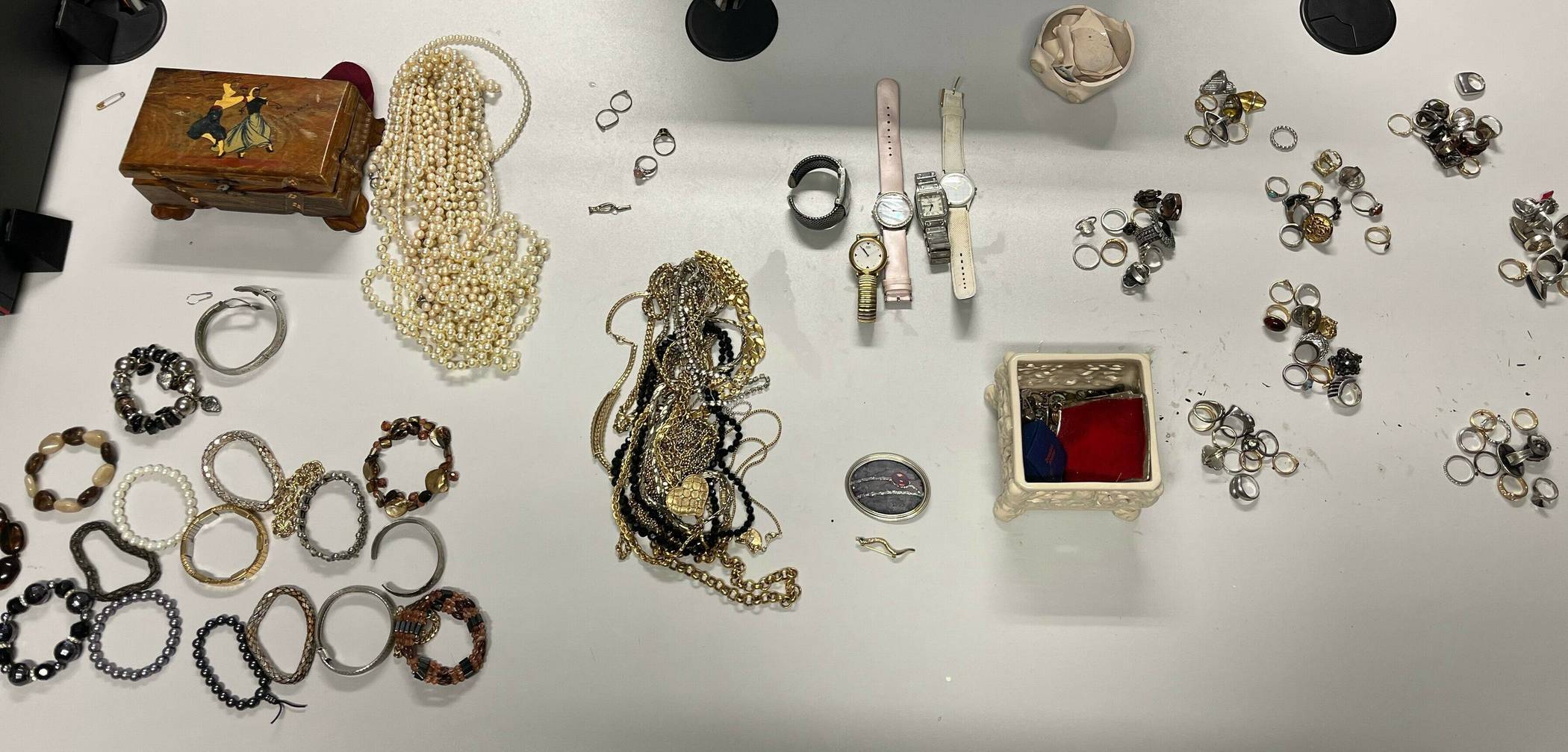  Die Polizei sucht die Besitzer des sichergestellten Schmucks.  