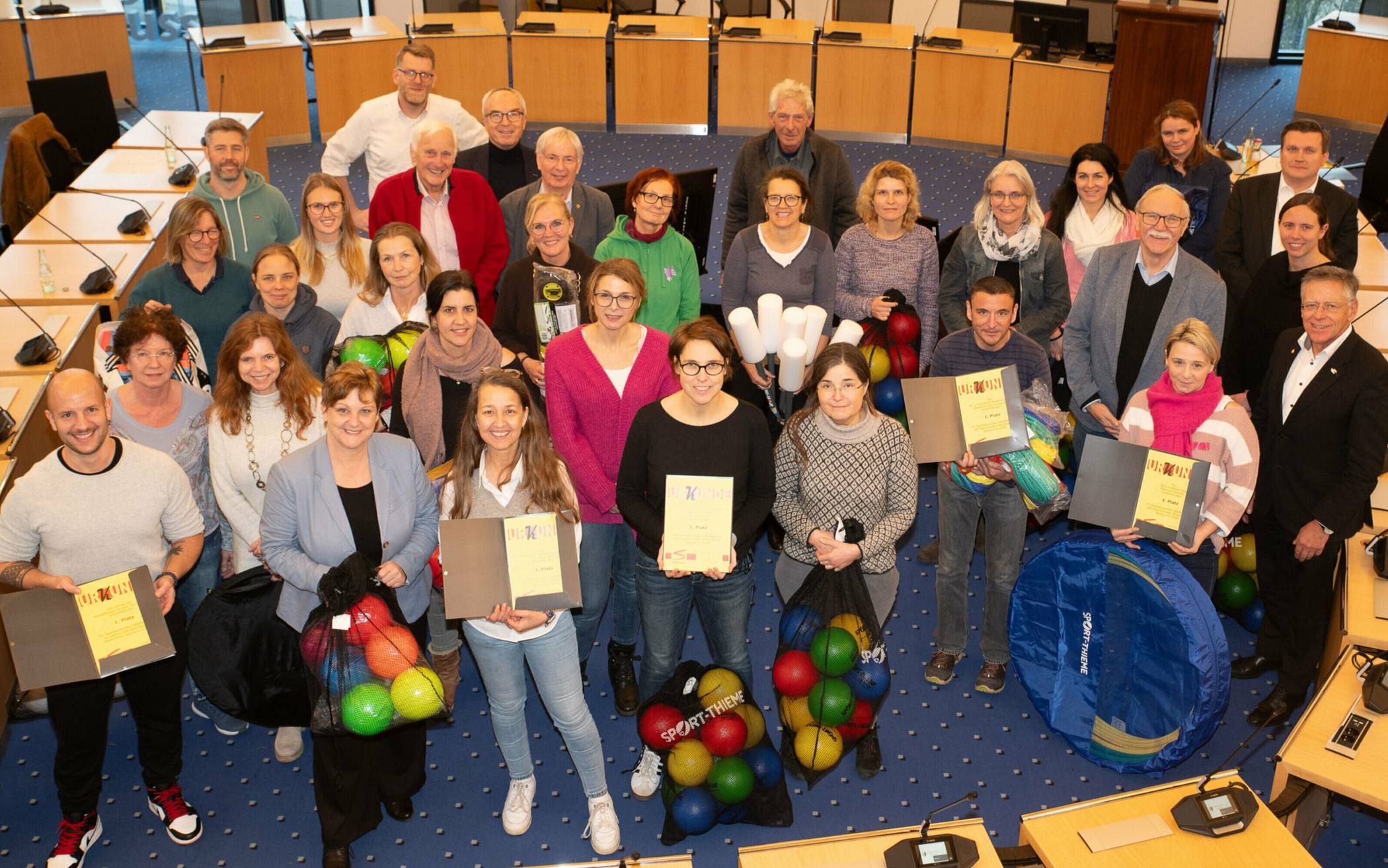 Landrat Hans-Jürgen Petrauschke und Heinz-Peter Korte ehrten die erfolgreichen Schulen. 