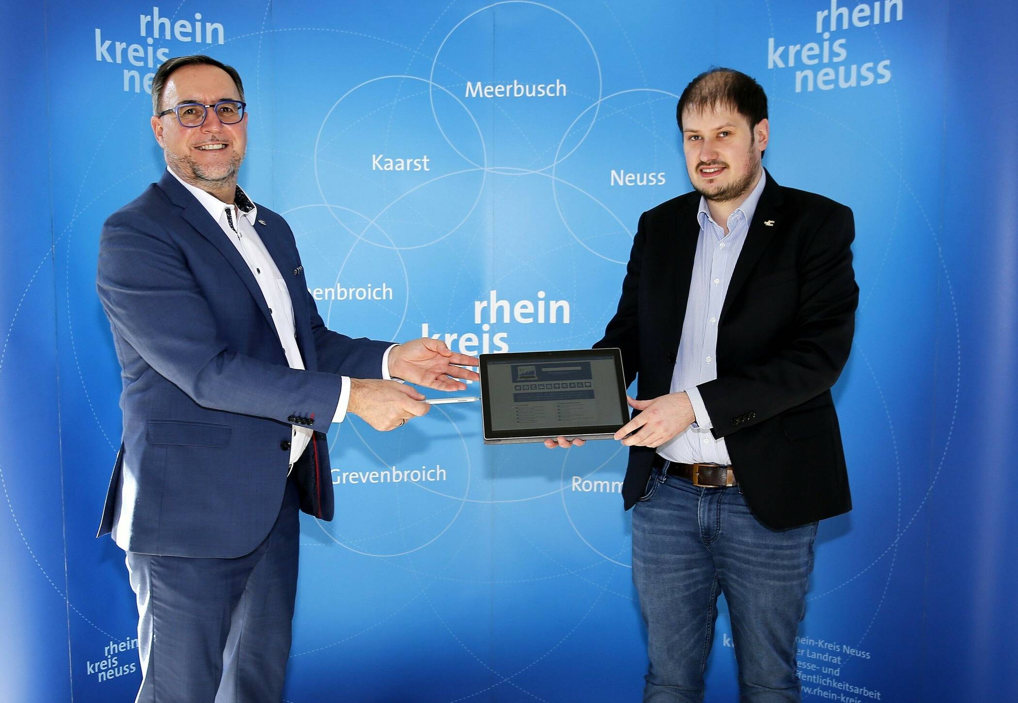  Neuer KI-Beauftragter: Tobias Schellhorn (rechts) und Harald Vieten, der IT-Dezernent des Rhein-Kreises Neuss, bringen die Nutzung der Künstlichen Intelligenz in der Verwaltung voran.  