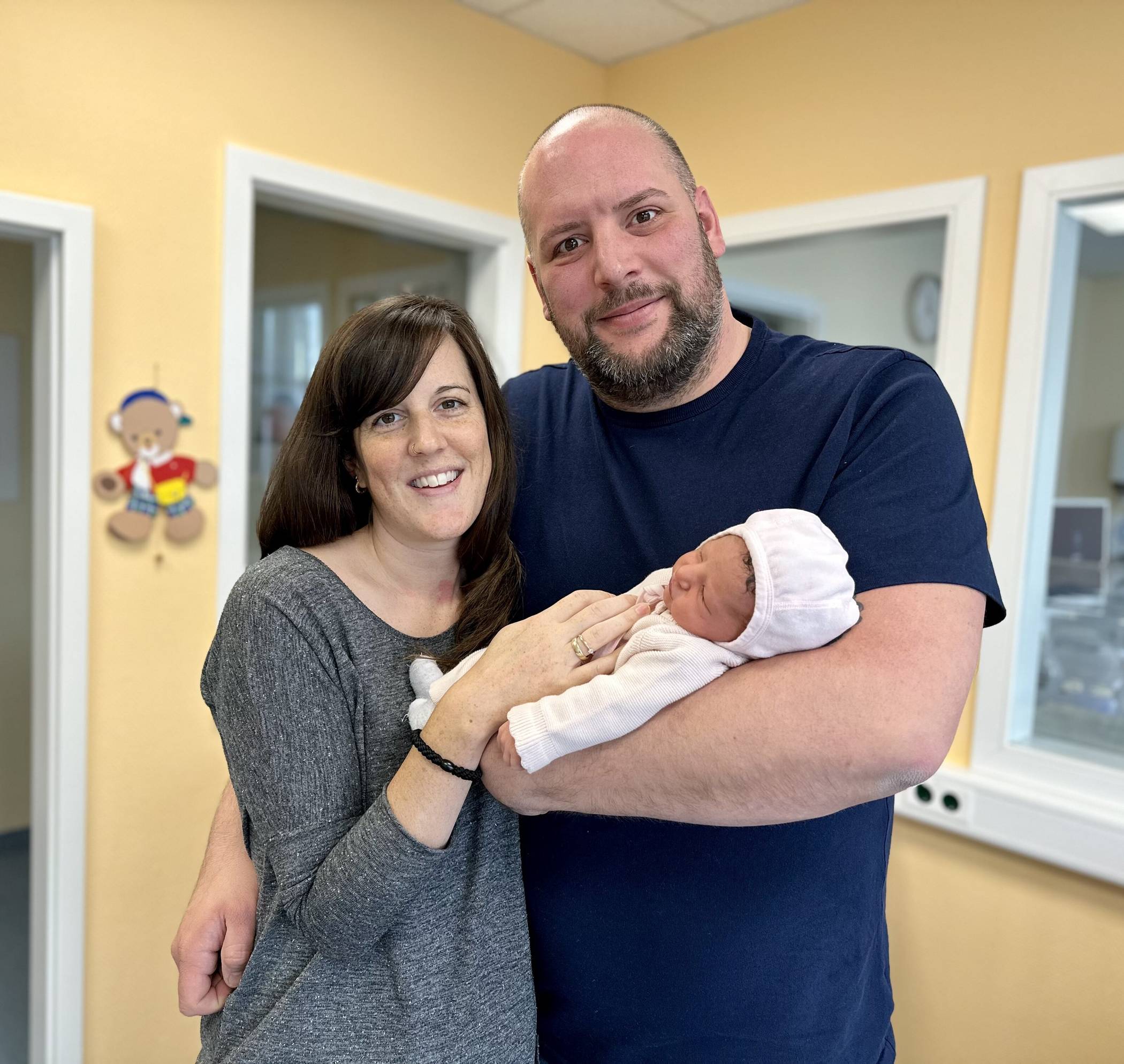 Die kleine Marie mit ihren Eltern Annika und Martin Krapholz.