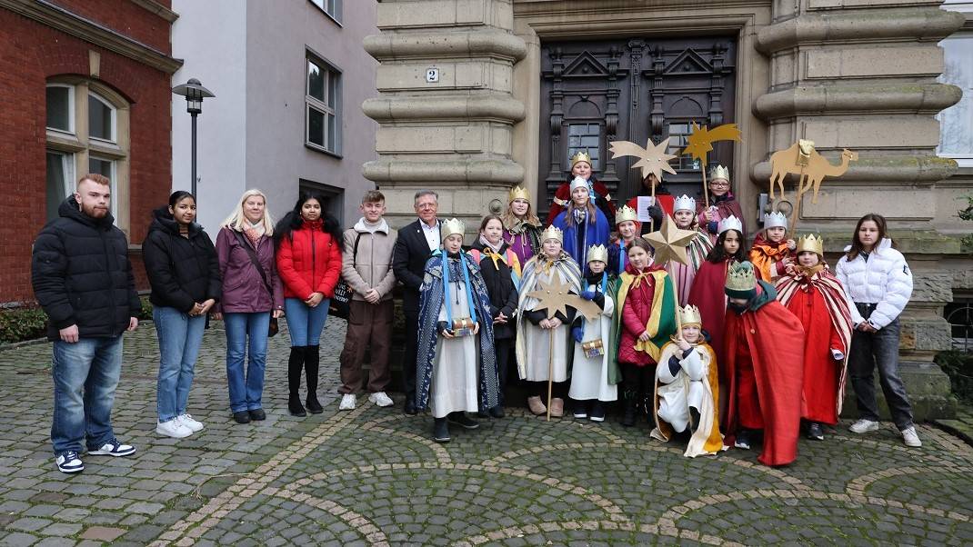  Sternsinger aus der katholischen Pfarrgemeinde St. Peter und Paul und ihre Begleiter besuchten jetzt Landrat Hans-Jürgen Petrauschke.  