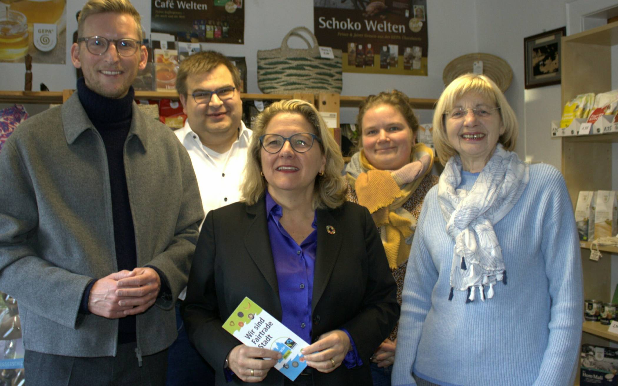 Bundesministerin Svenja Schulze (Mitte) besuchte auf Einladung des Bundestagsabgeordneten Daniel Rinkert (l.) den Eine-Welt-Laden an der Jülicher Straße. Begrüßt wurde sie auch von (v.l.) Gisela Welbers, Sarah Wollweber (beide NEWI) und dem ehrenamtlichen Laden-Leiter Bernhard Wehres.    