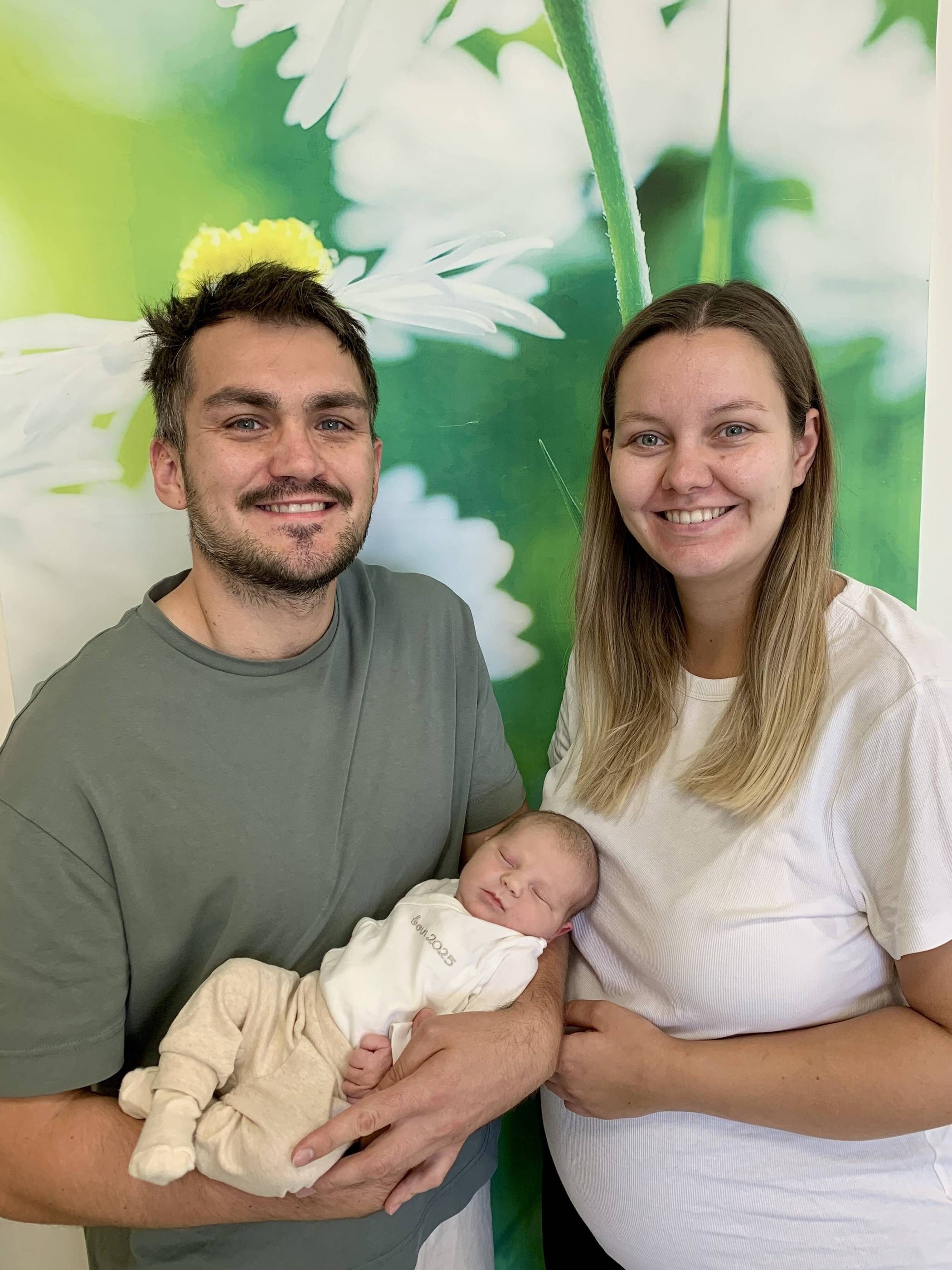 Larissa und Nico Kneppel mit ihrer Elina.   