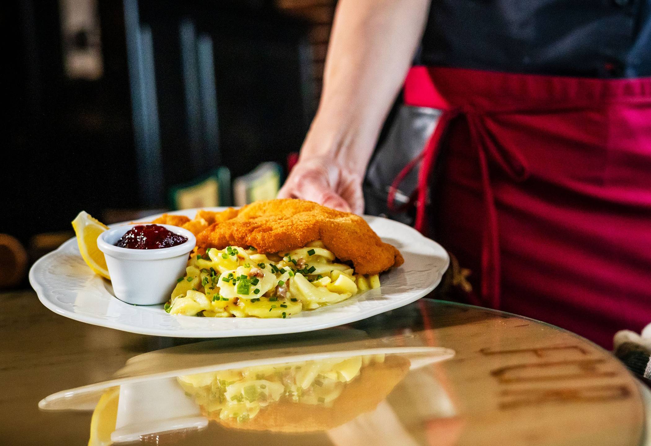  Kein „Schnitzel-Rabatt“ in Sicht: Gaststätten und Restaurants im Rhein-Kreis Neuss werden ihre Preise auf den Speisekarten nicht senken. Davon geht die Gastro-Gewerkschaft NGG Krefeld-Neuss aus. Gäste sollten trotzdem nachfragen, was mit den zwölf Prozent passiert, um die die Bundesregierung die Mehrwertsteuer für die Gastronomie ab dem 1. Januar senken will. Die NGG rät Gästen, sich deshalb jetzt schon die Preise für Lieblingsgerichte genau zu merken.  