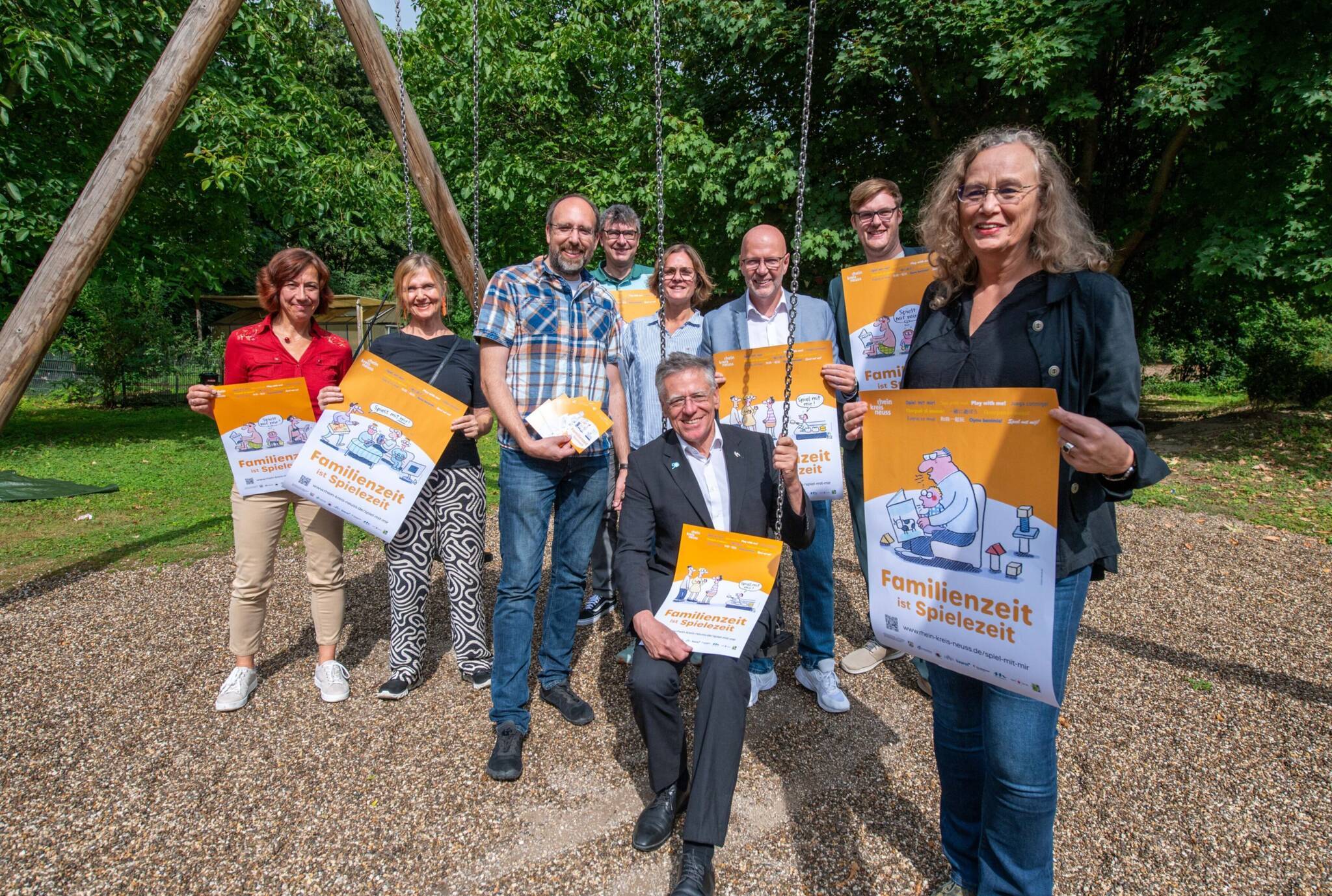 Hilla Otten (Kreisjugendamt), Birgit Willms (Stadt Korschenbroich), Andreas Bendt und Marion Klein (Kreisjugendamt), Florian Herpel (Stadt Grevenbroich), Kreisdezernent Sebastian Johnen, Norbert Wolf (Stadt Jüchen) und Christine Thoms (Stadt Kaarst) mit (vorne) Landrat Hans-Jürgen Petrauschke.   