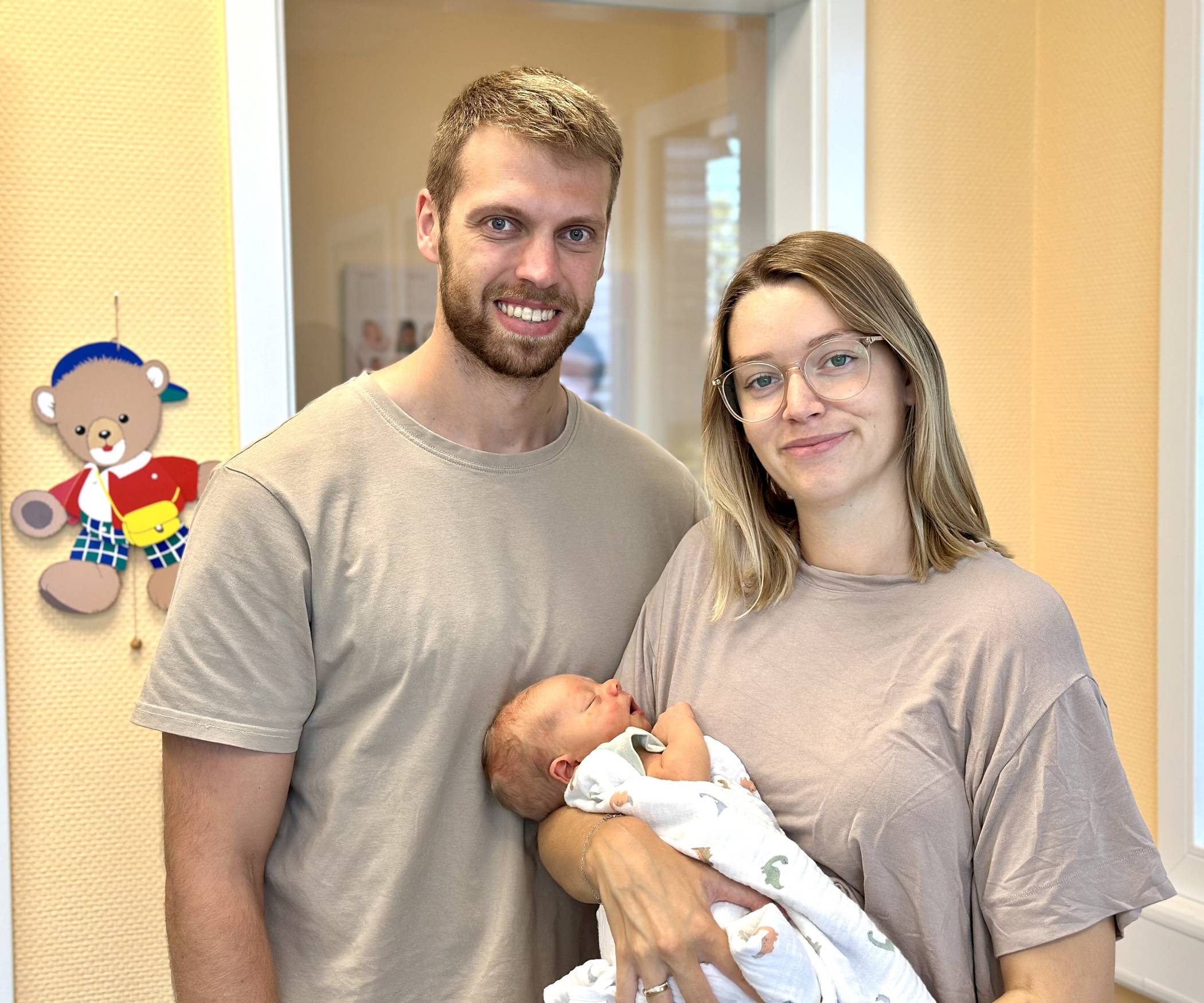 Daniela und Julius Hartmann mit ihrem Henry.  