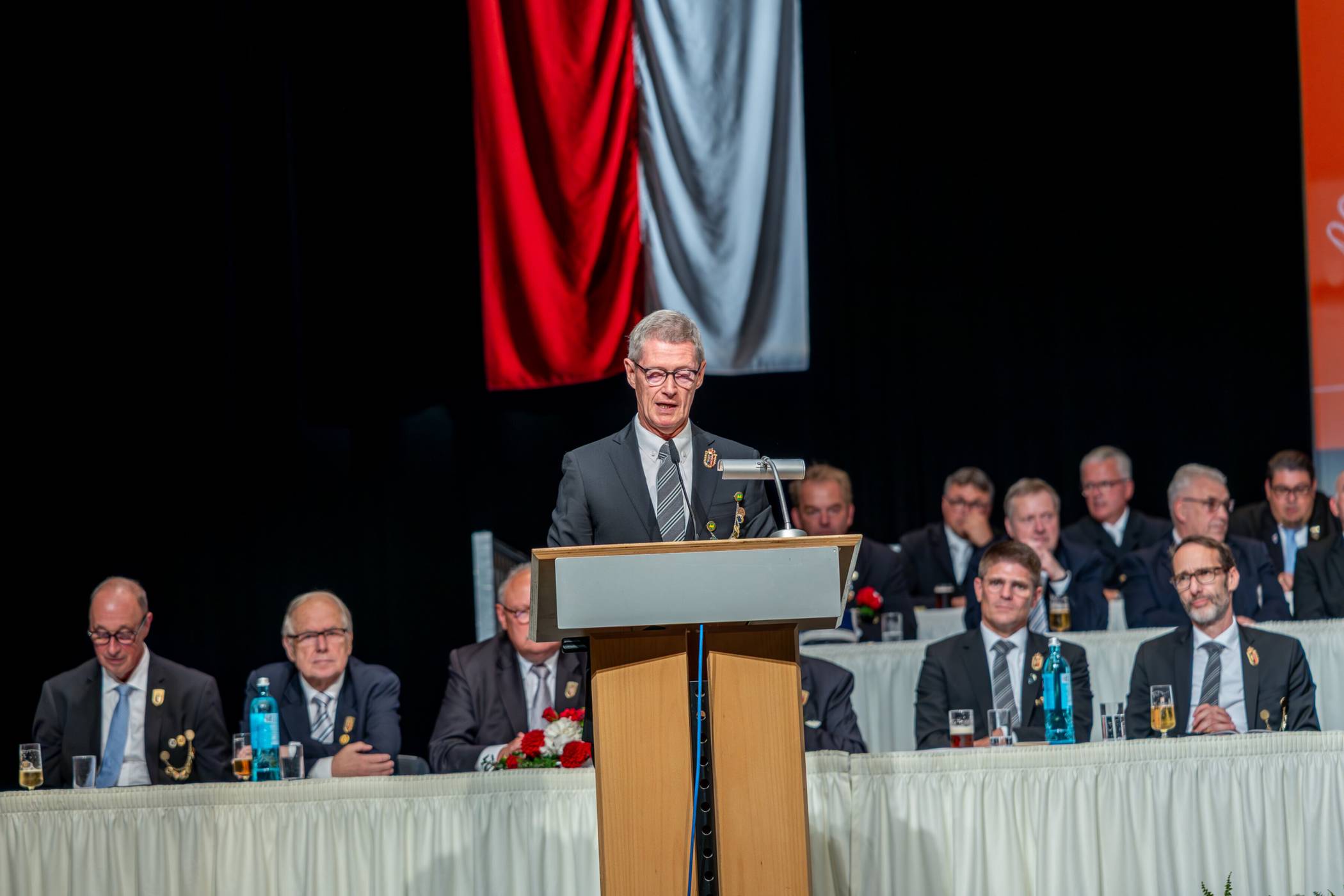 NBSV-Vizepräsident Mario Meyen fand in seiner Laudatio auf Bert I. sehr persönliche und bewegende Worte: „Unser Schützenkönig lebt Werte vor, geht mit Freude und Zuversicht durch das Leben und verbreitet sie.“    