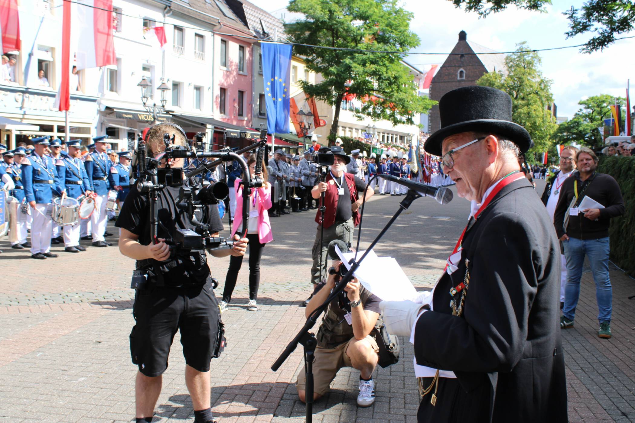  Die Kamera läuft, die Fotoapparate „laufen heiß“, wenn NBSV-Präsident Martin Flecken seine viel beachtete Rede am Schützenfest-Sonntag auf dem Markt hält. 