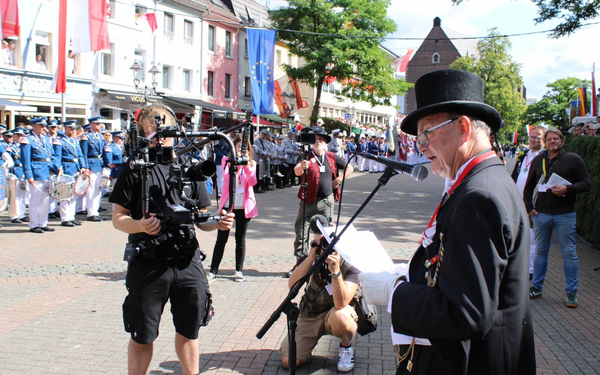 Wenn die Frauen ihre Männer mit zur „Zog Zog“-Versammlung bringen ...