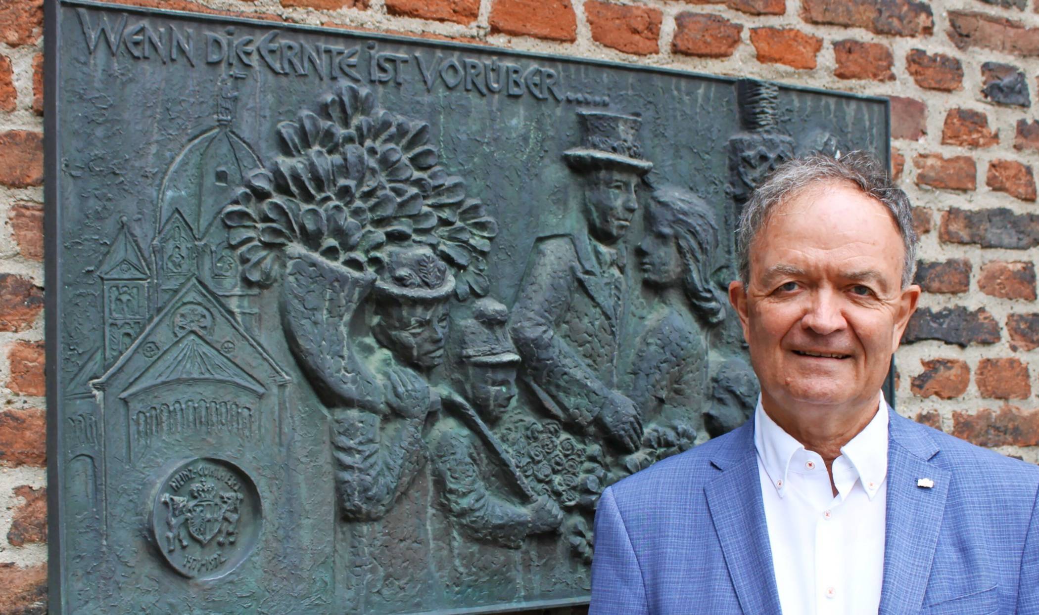 „Wenn die Ernte ist vorüber“: Die Anfangszeile des bekannten Kirmeslieds „Des Neussers Freud und Lust“ ist auf der von Heinz Günther Hüsch gespendeten Bronzetafel am Zeughaus zu lesen. „Seht im Winde Fahnen flattern“, heißt es hier auch, ganz im Sinne von Martin Flecken. Er ruft die Bürger auf, die Straßen für die Festtage schön zu schmücken.  