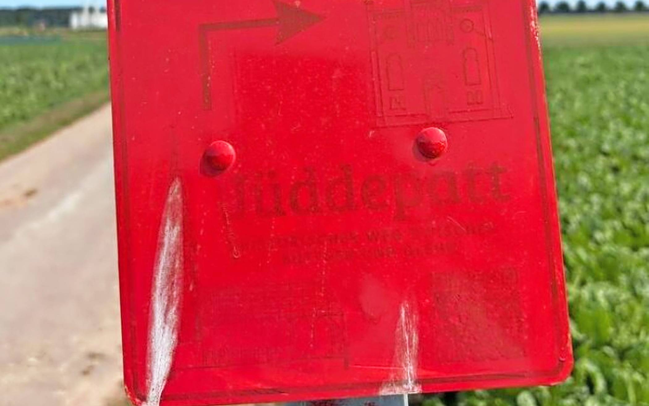 Ein weiteres Schild auf der Route des „Jüddepats“ an einem Feldweg wurde mutwillig entfernt und entwendet.