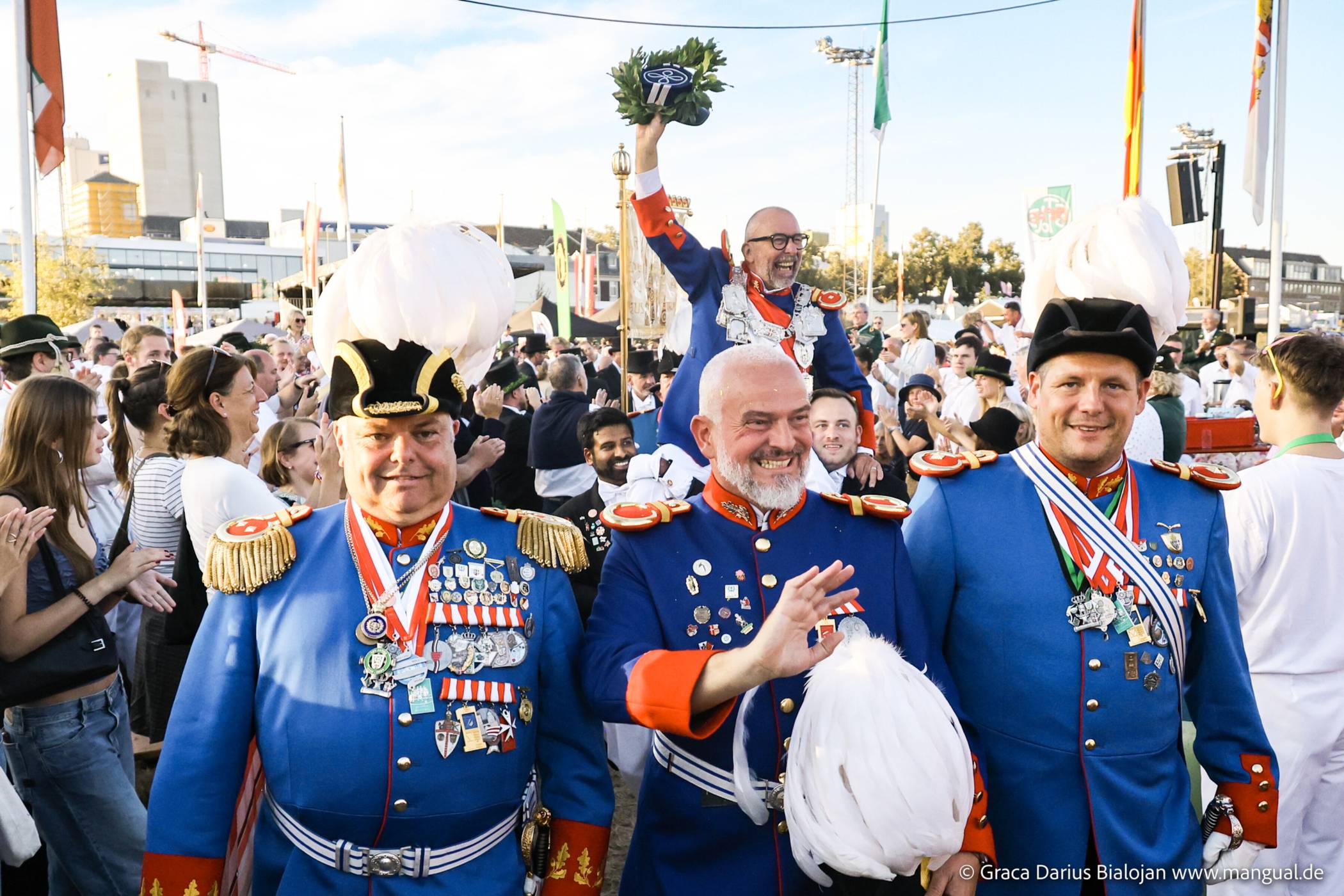  Riesenjubel: Bert I. Römgens wurde als neuer Schützenkönig über die Festwiese getragen – sehr zur Freude seines Mannes Saki Liampotis.  