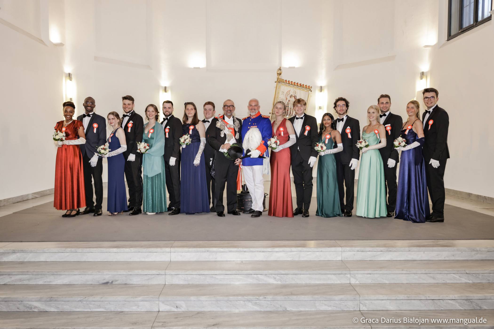 Eine bunt gemischte Truppe: Der Hofstaat, der beim Krönungsball zum Einsatz gekommen war, wurde ganz im Zeichen der Integration zusammengestellt.  Foto: Fotodesign mangual.de