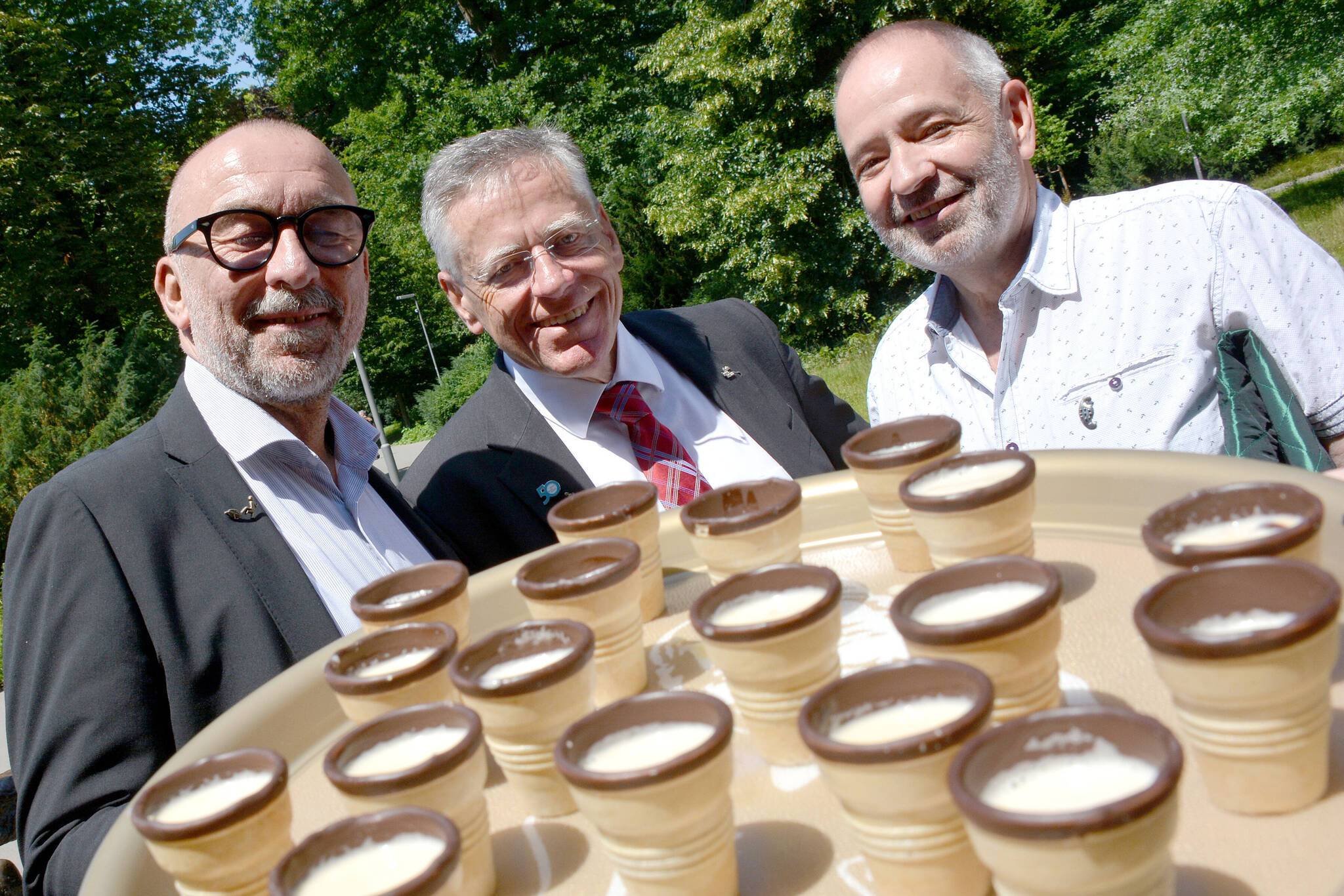 Da schließt er angesichts der bevorstehenden Gaumenfreude kurz die Augen ...: Bei der Eierdiebtaufe der Quirinus-Ritter gab‘s auch für Bert I. ein leckeres Eierlikörchen, sehr zur Freude von Oberleutnant Dominik Steiner (l.) und Heiner Sandmann (r.).