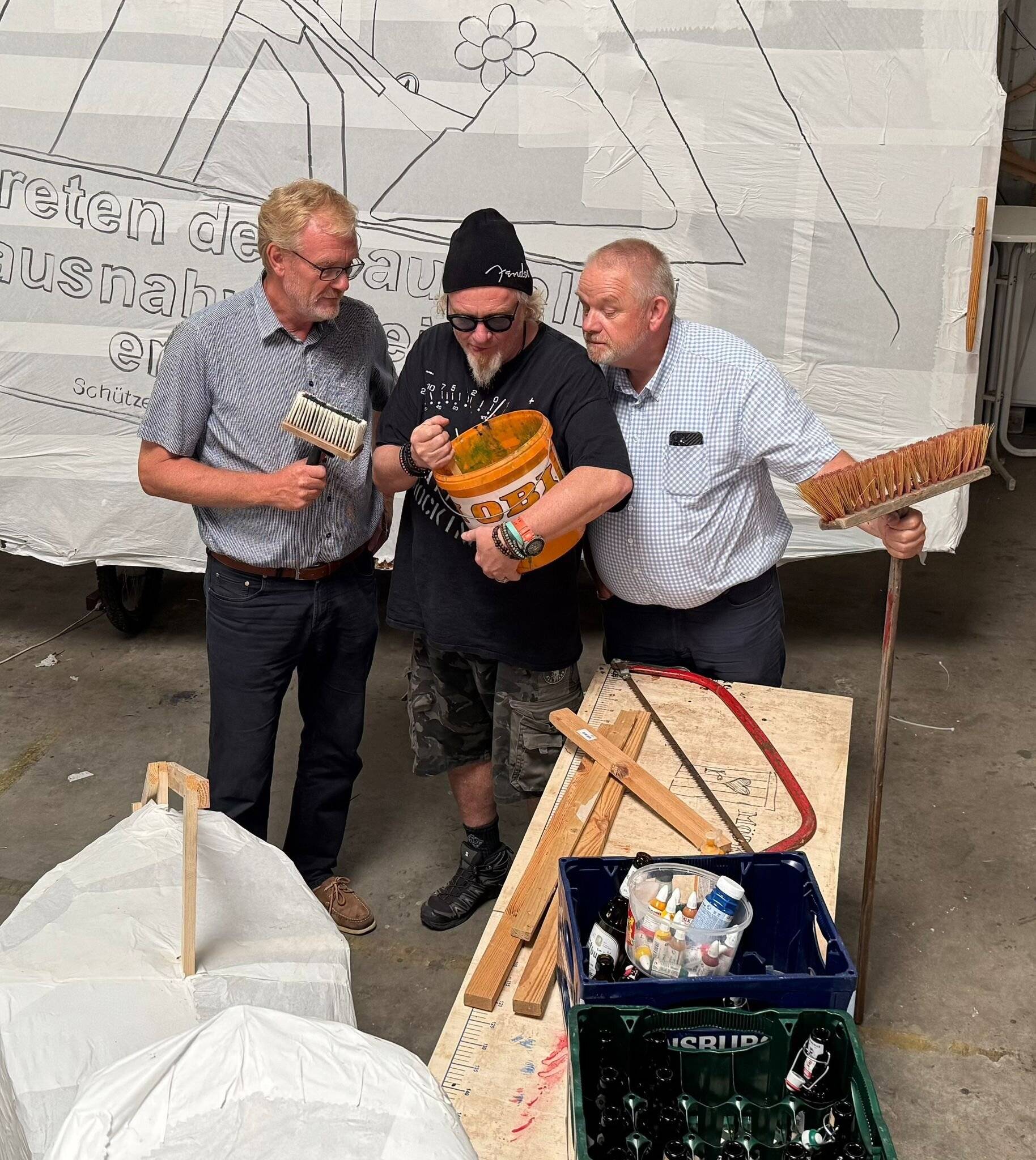  Ob der wohl den Kleister richtig anmischt? Das Brüder-Trio im liebevoll-kritischen Austausch ... 