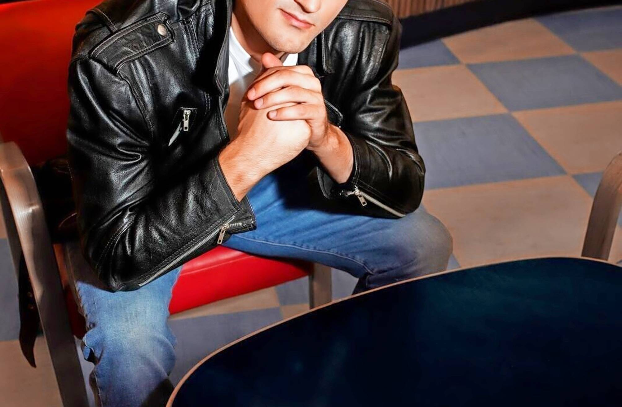 50er-Jahre-Outfit statt schicker Anzug: Neben seinen