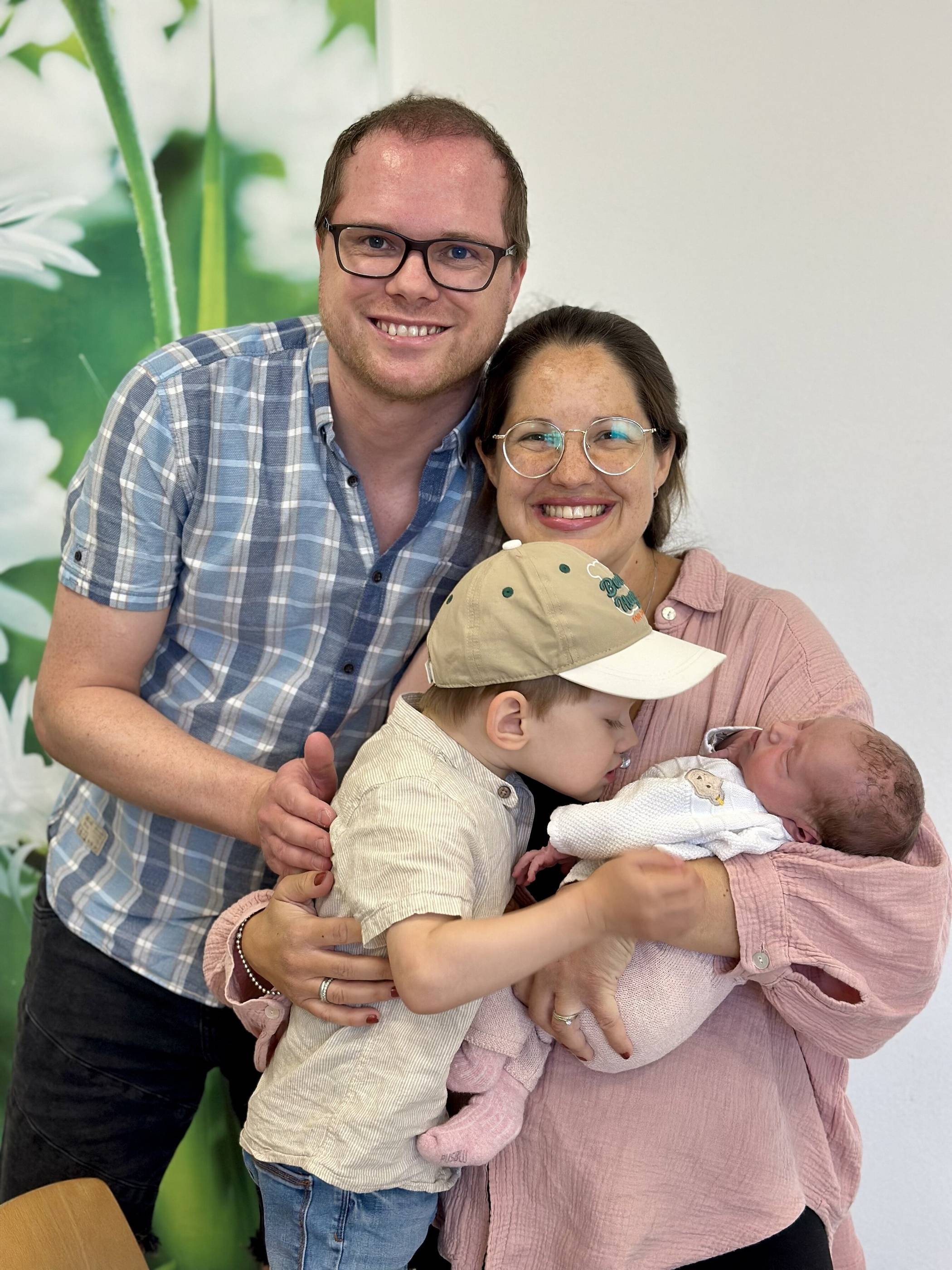  Laura und Patrick Issel mit Amelie und dem großen Bruder Leonard.    