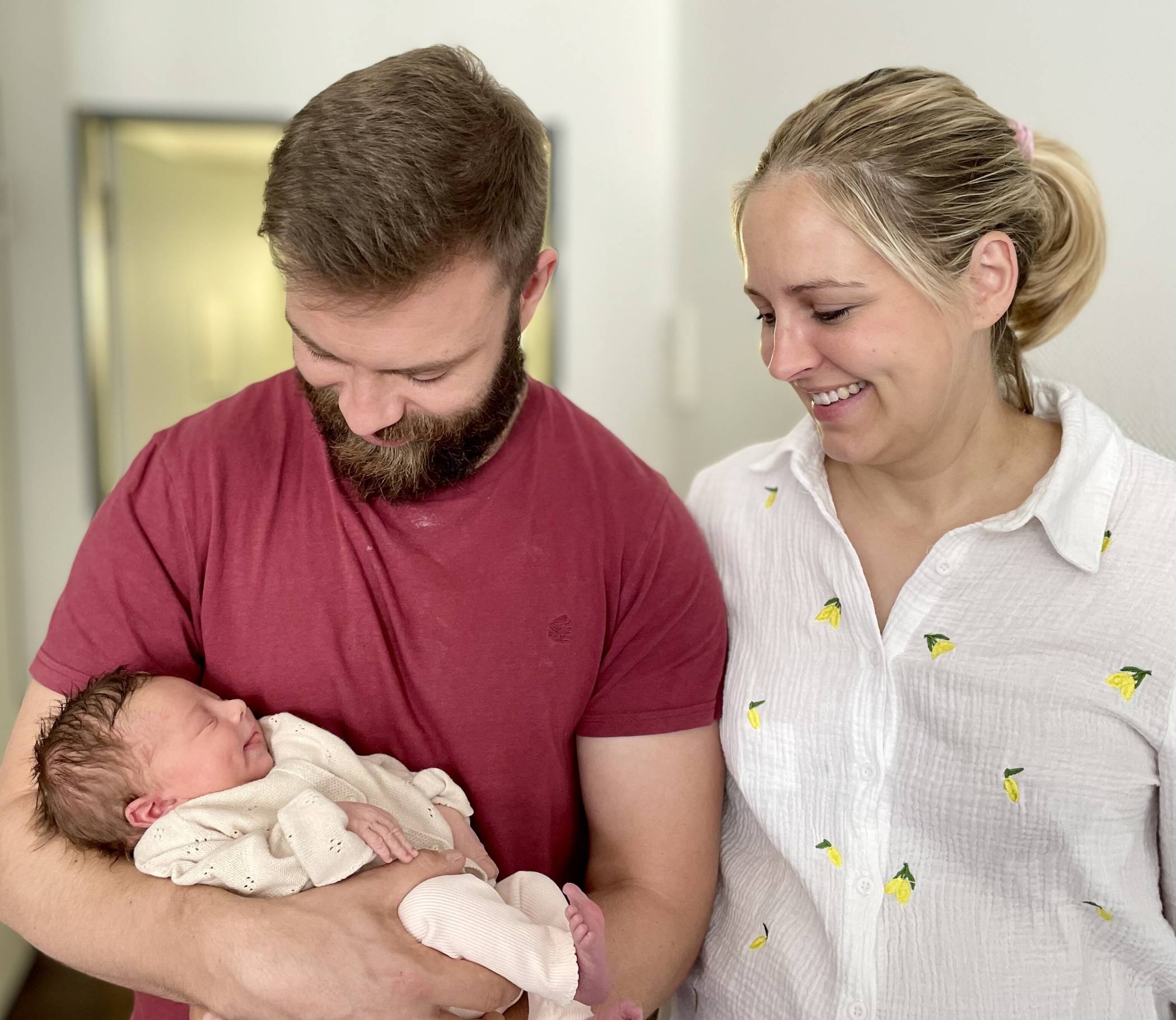  Julia und Torsten Hutmacher mit der kleinen Louisa. 