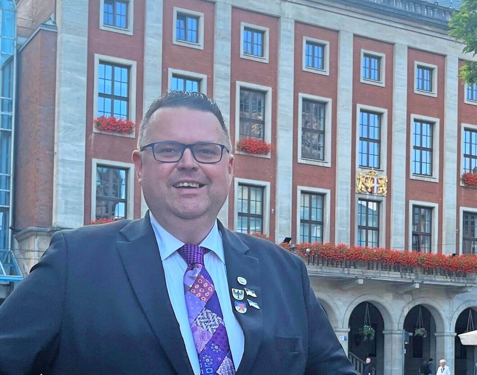 Thomas Schwarz tritt bei der Kommunalwahl um das Bürgermeisteramt für die Partei Tierschutz hier! an.   