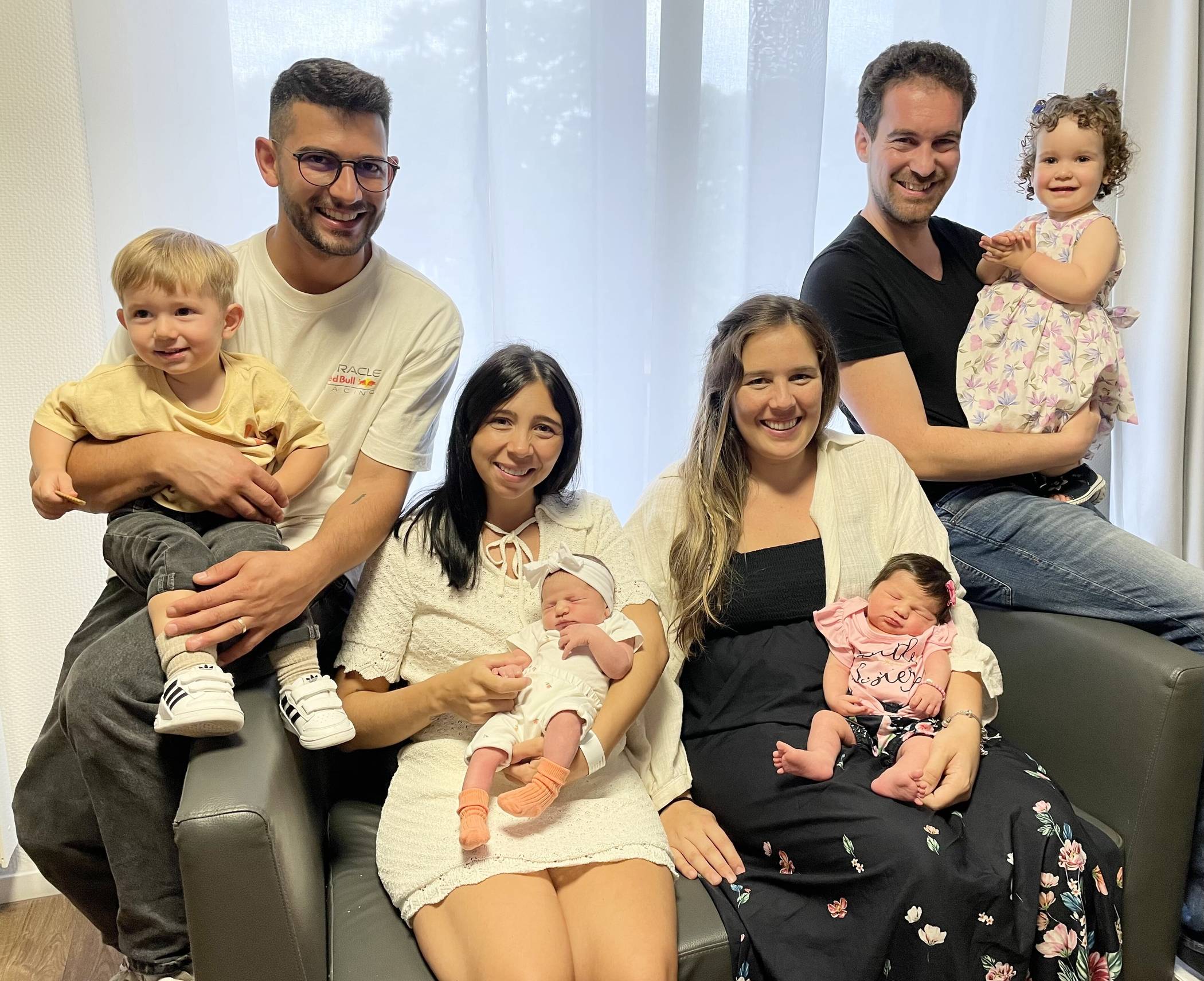 Gut befreundet und fast gleichzeitig Nachwuchs bekommen: die Familien Antunes Lopes (l.) und Weinz (r.).   