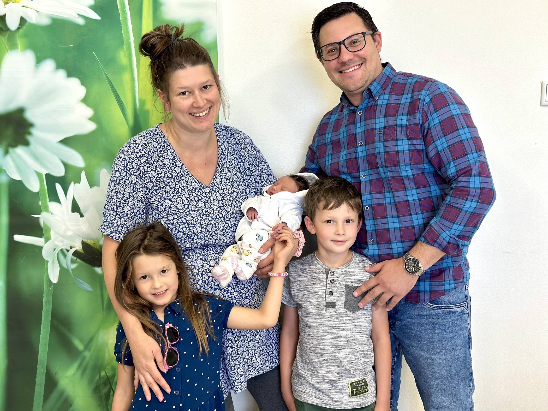  Dominika und Alexander Resende Schindler mit Luan (6), Alissa (5) und der kleinen Emilia. 