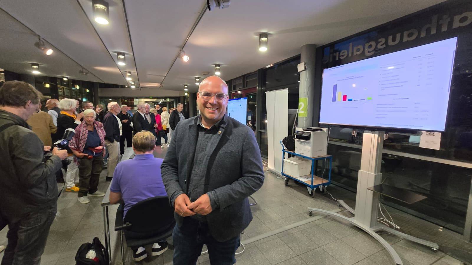 Christian Horn-Heinemann (CDU) hatte am Abend der Wahlpräsentation in der Kaarster Rathausgalerie gut lachen, denn mit 44,84 Prozent der Stimmen lag er deutlich vor Amtsinhaberin Ursula Baum (FDP) mit 26,8 Stimmen, dennoch müssen beide in die Stichwahl. Foto: Thomas Broich