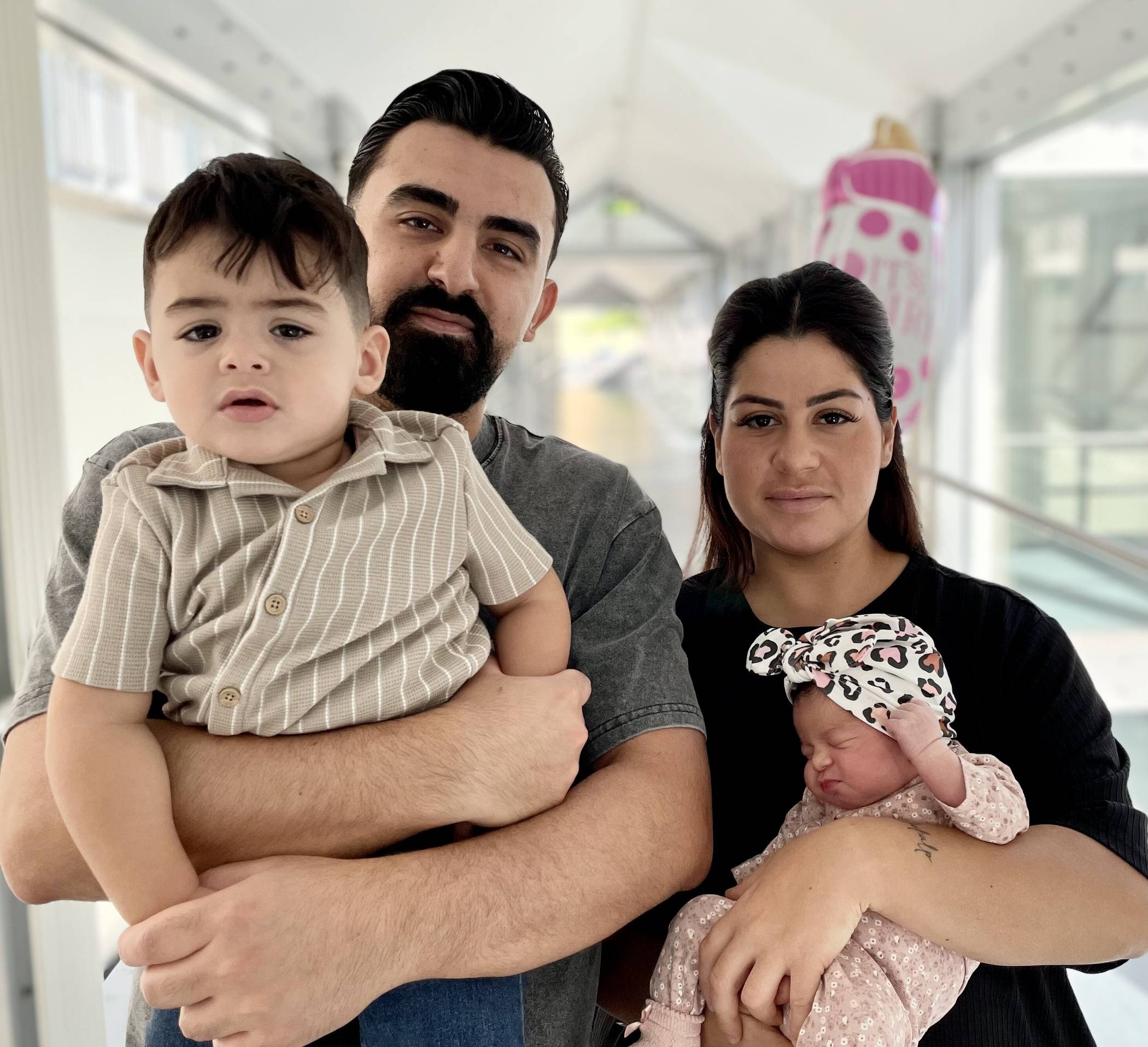 Nurdane und Samed Ciftci mit dem großen Bruder Gökalp (19 Monate) und Baby Alya Nur. 