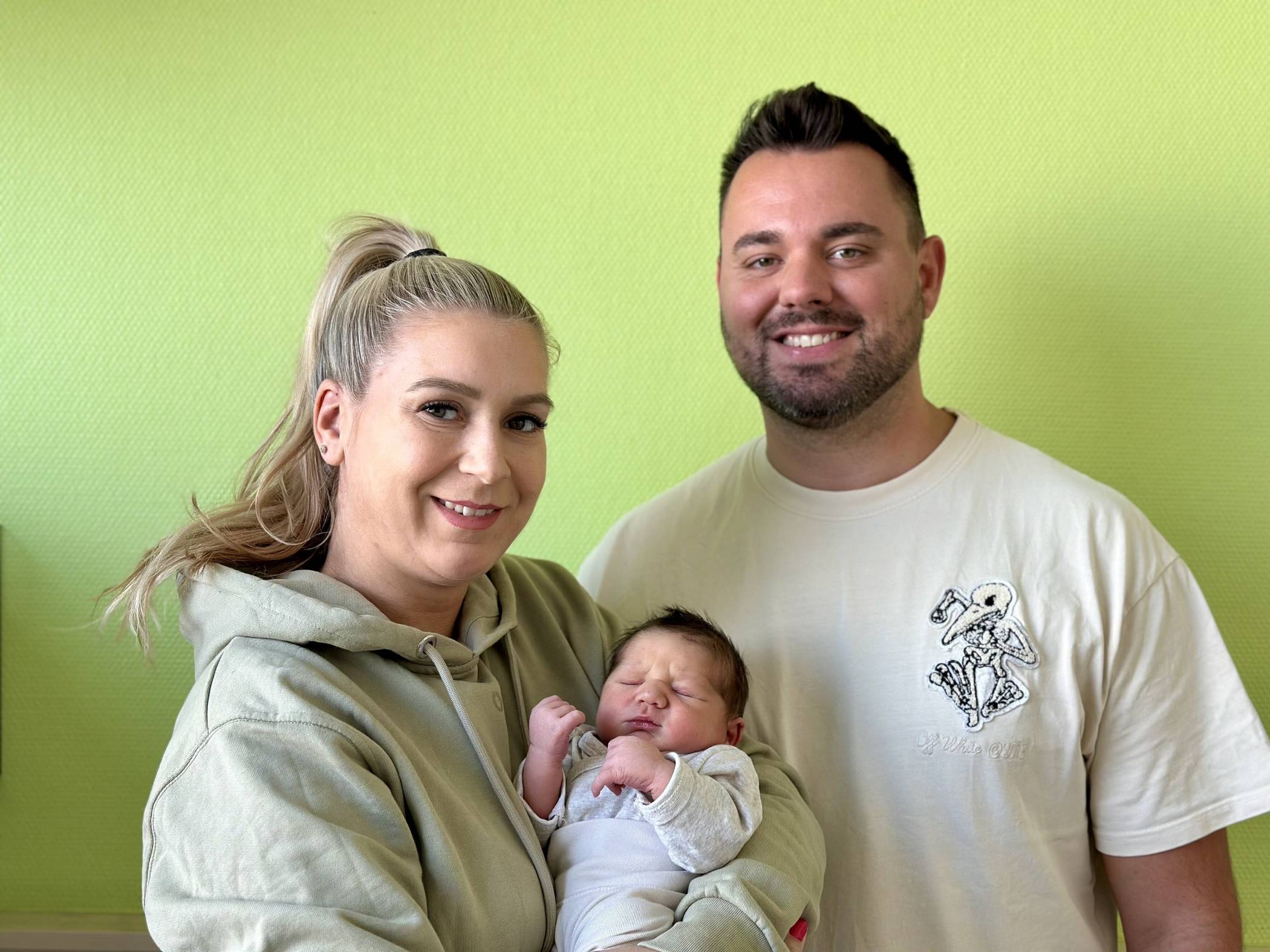  Alina und Sascha Gerretz mit ihrem kleinen Sohn Romeo.   