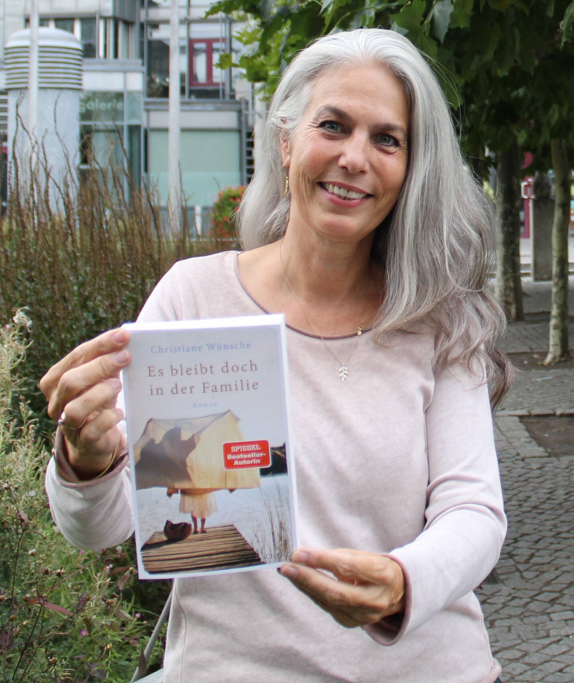 Die Kaarster Bestseller-Autorin Christiane Wünsche präsentiert ihren neuen Familienroman „Es bleibt doch in der Familie“.   