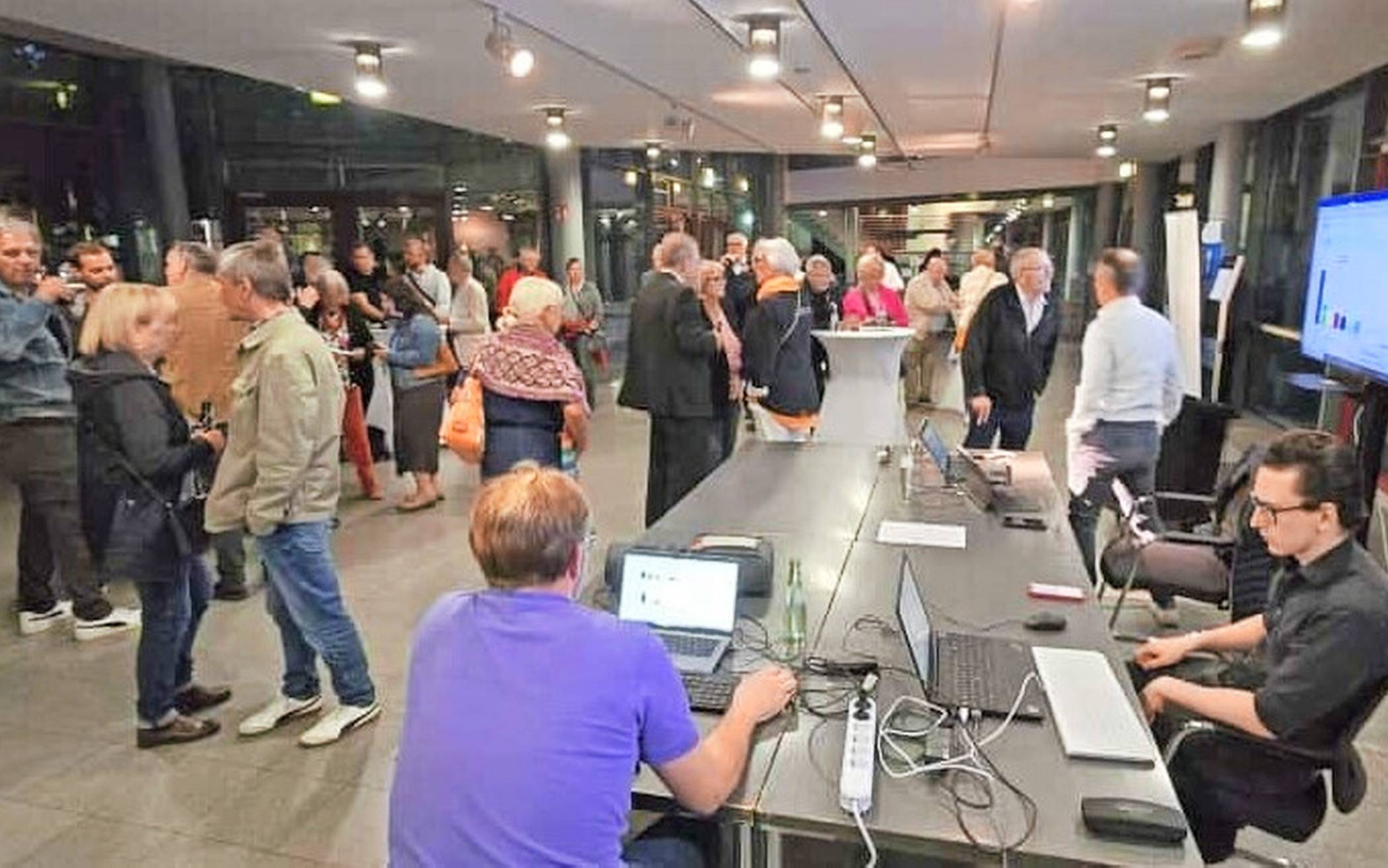  Bei Präsentation der Kommunalwahlergebnisse in der Rathausgalerie Kaarst konnte man live die Auswertung der Ergebnisse verfolgen.   