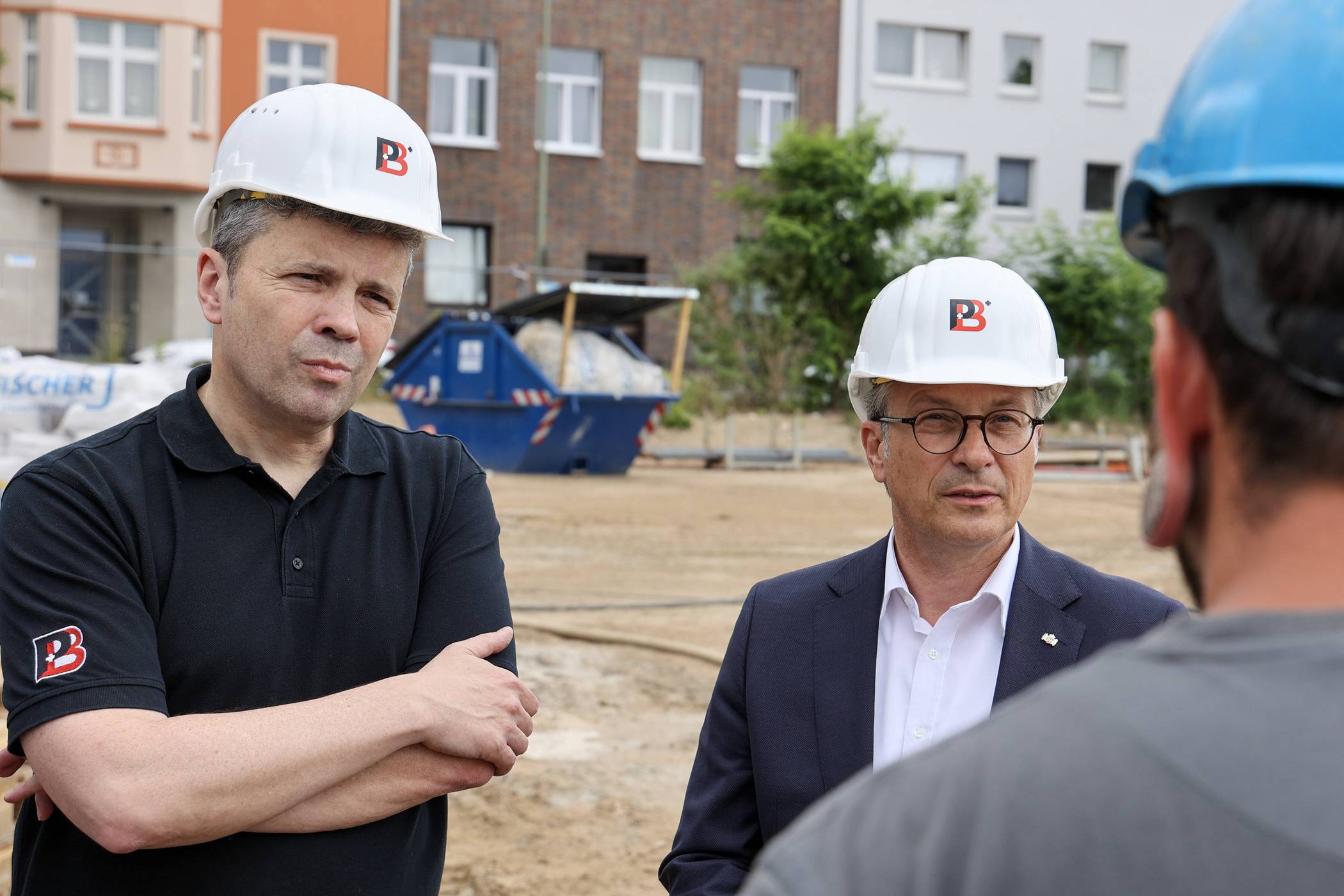 Grund zur Freude für Bürgermeister Reiner Breuer (rechts): Die vorbereitenden Arbeiten am neuen Stadtquartier „Neuland Neuss“ auf dem Bauer &amp; Schaurte Gelände gehen zügig voran.