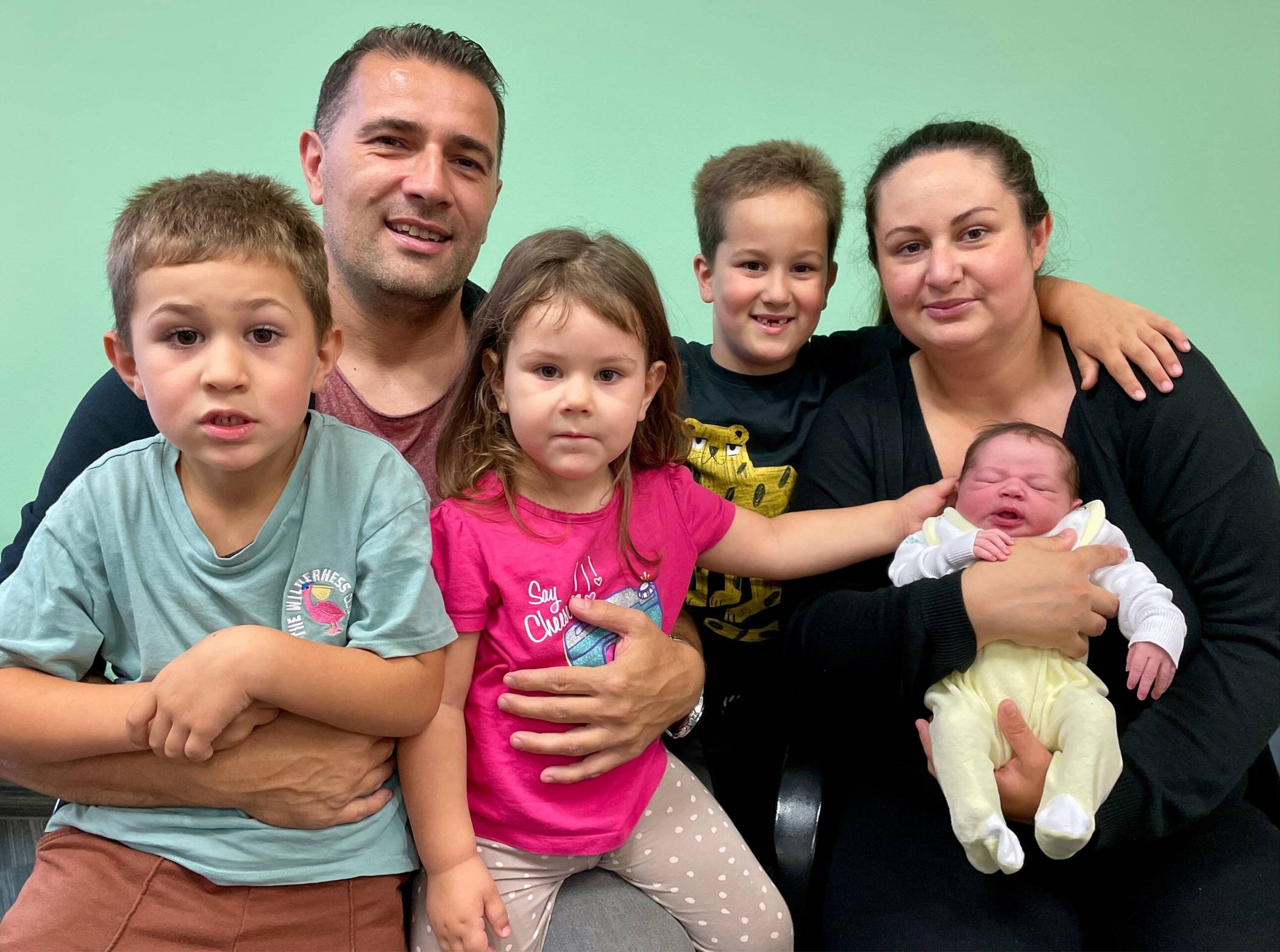  Familie Bašic mit ihrer kleinen Inaja.  