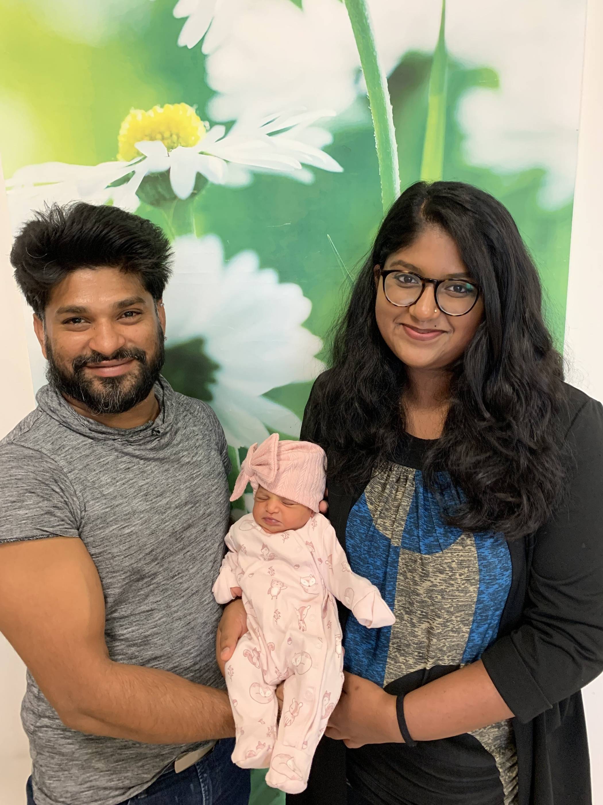 Athurja und Sujanthan Thamootharam mit ihrer Sahana. 