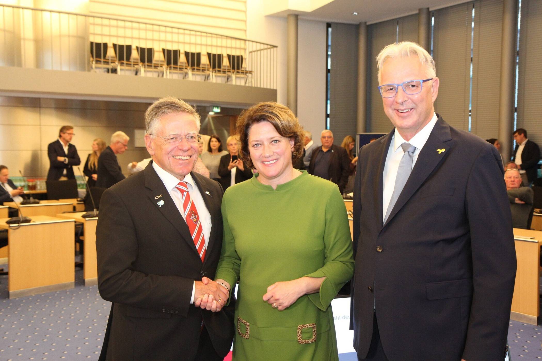  Landrat Hans-Jürgen Petrauschke (l.) sowie Kreisdirektor und Kreiswahlleiter Dirk Brügge gratulieren Katharina Reinhold zum Wahlsieg bei der Landratsstichwahl.   