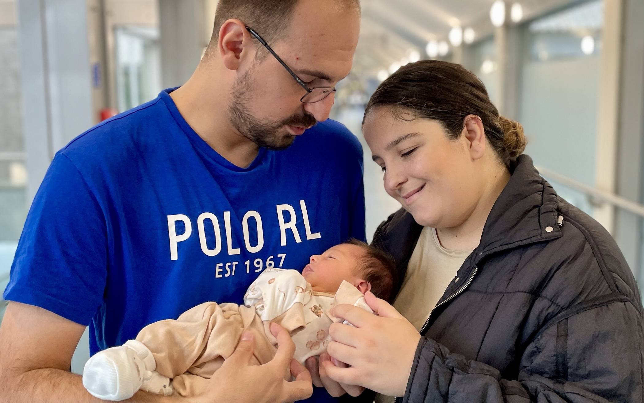 Hanna mit ihren Eltern Ilirida Marmullaku-Krasniqi