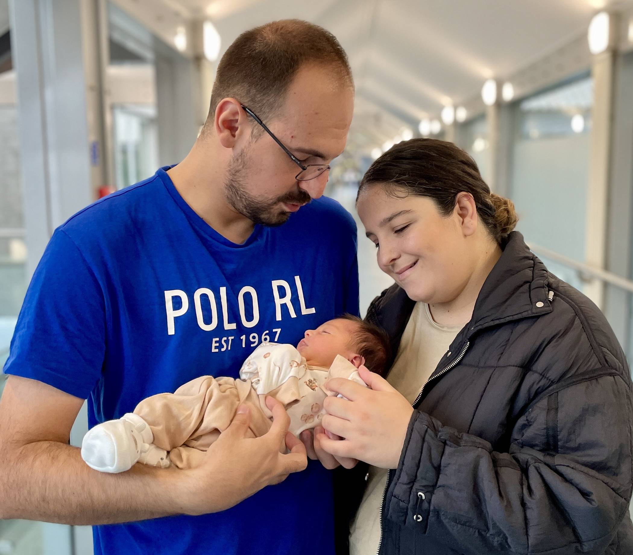 Hanna mit ihren Eltern Ilirida Marmullaku-Krasniqi und Ilir Krasniqi.  