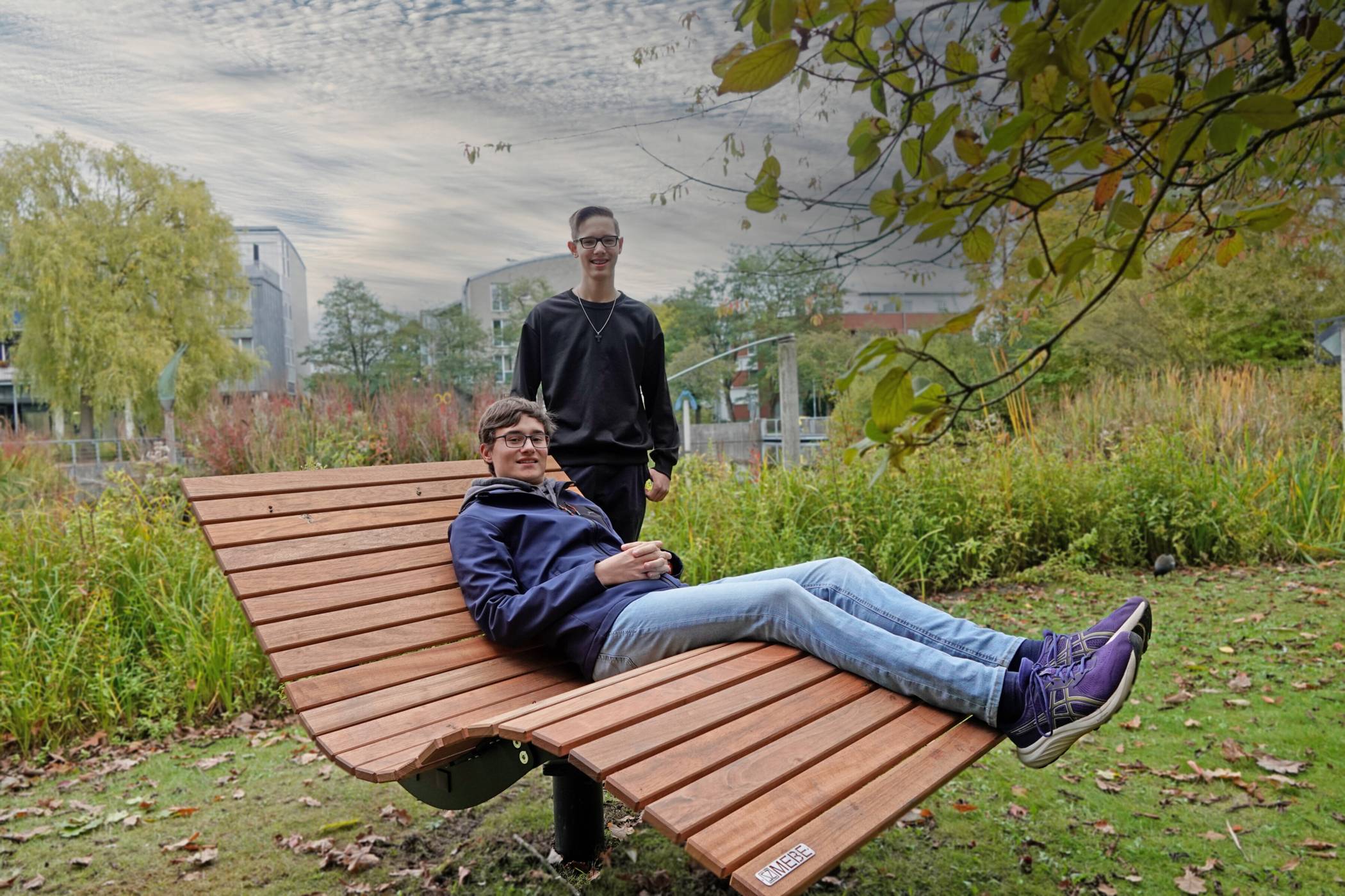 Jonatan Rölig und Liam Schroers vom Jugendparlament präsentieren die Himmelsliege im Stadtpark.   