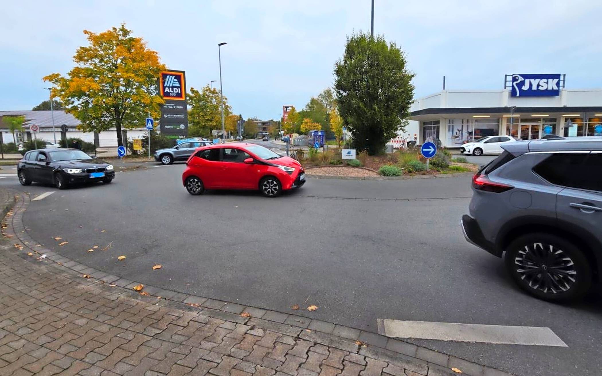 Der Kreisverkehr an der Gustav-Heinemann-Straße muss gesperrt werden.