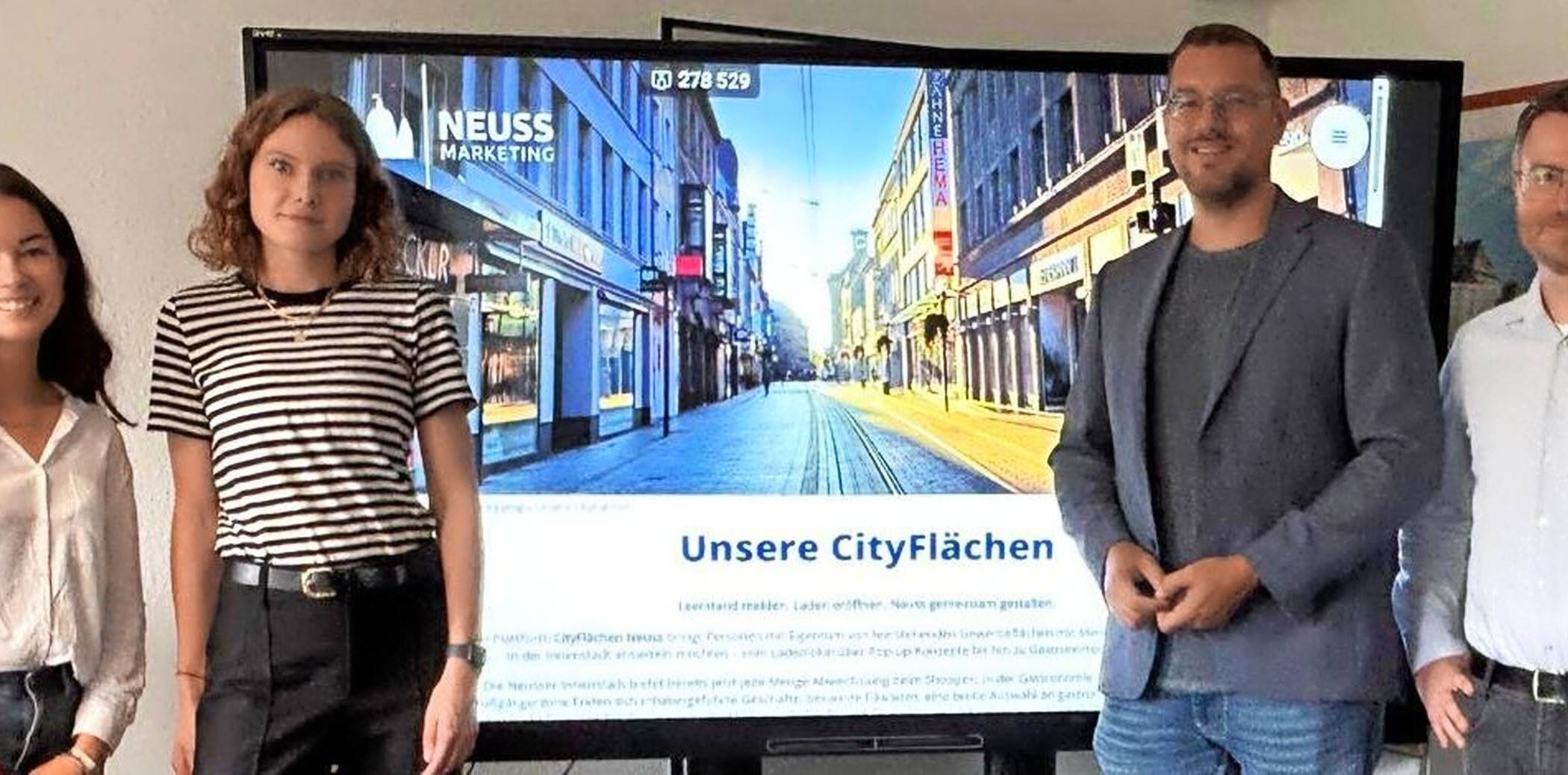   Von links: Citymanagerin Dana Maille, Maxime Wilschrey von der Wirtschaftsförderung Neuss, Andre Heryschek und Marius Koy (beide SWD) freuen sich über das Angebot.   