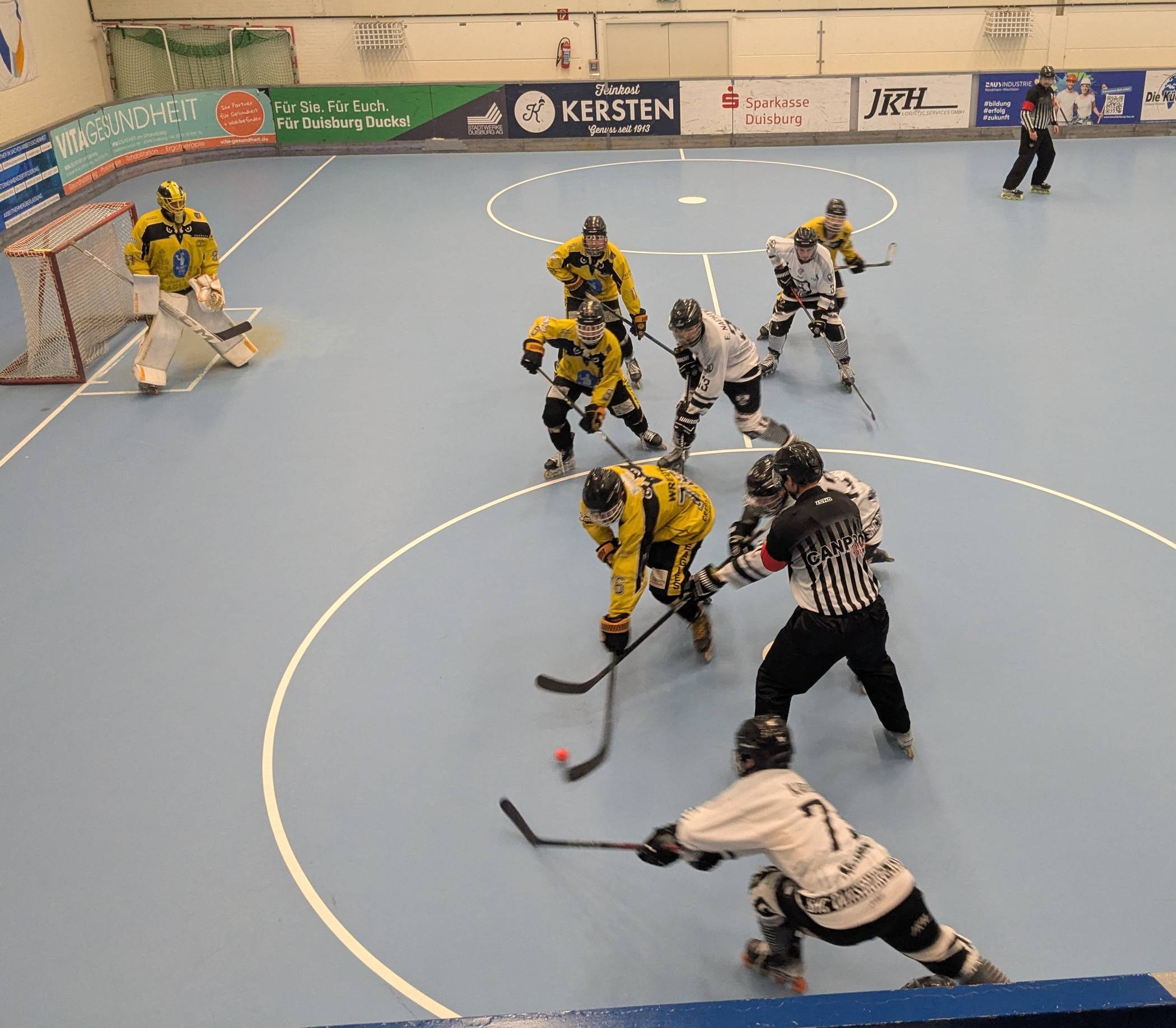 „Volle Hütte“ in Duisburg. Die Adler siegten mit 5:2 in ausverkaufter Ducks-Arena.    