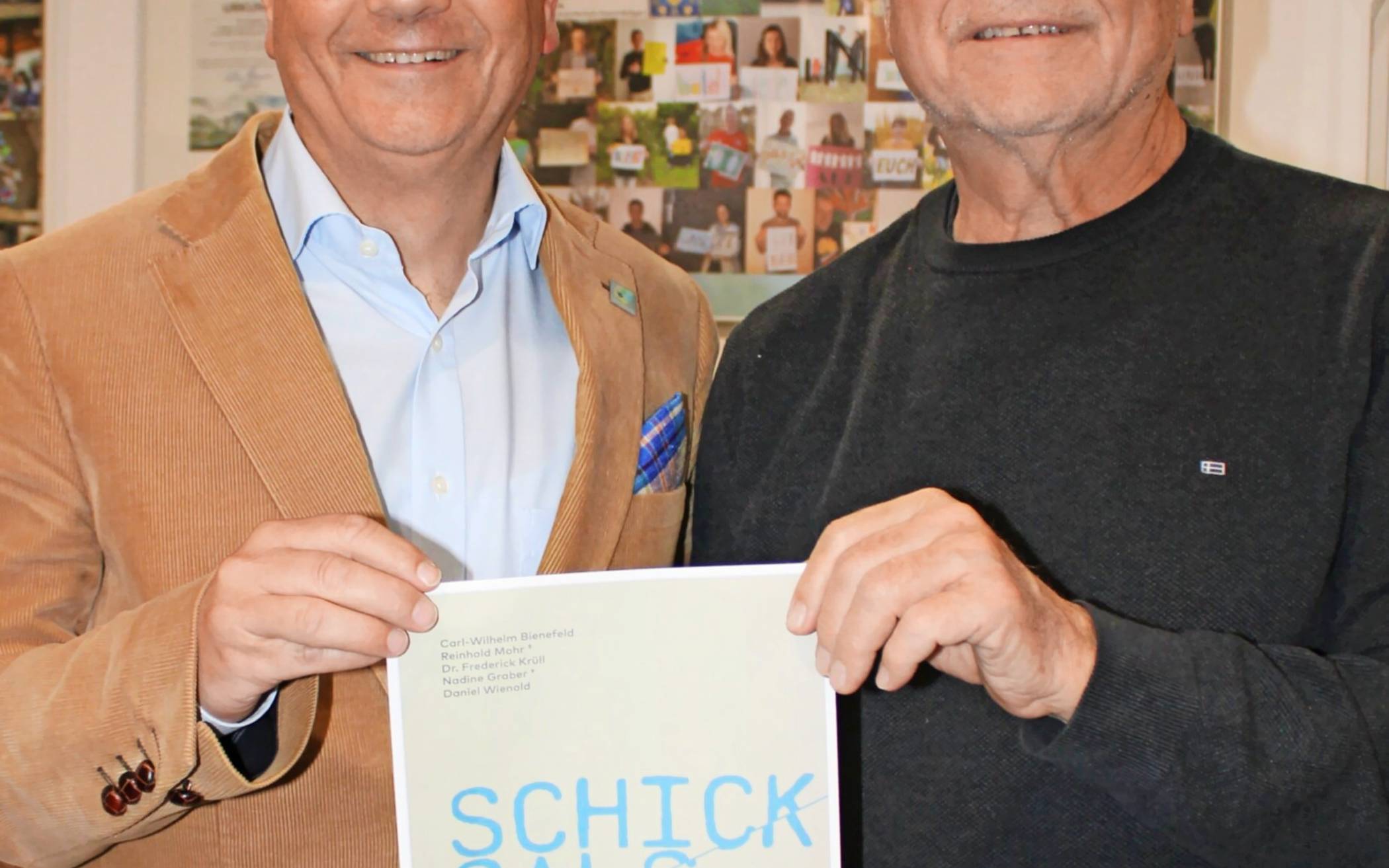 Schulleiter Daniel Wienold und Carl-Wilhelm Bienefeld